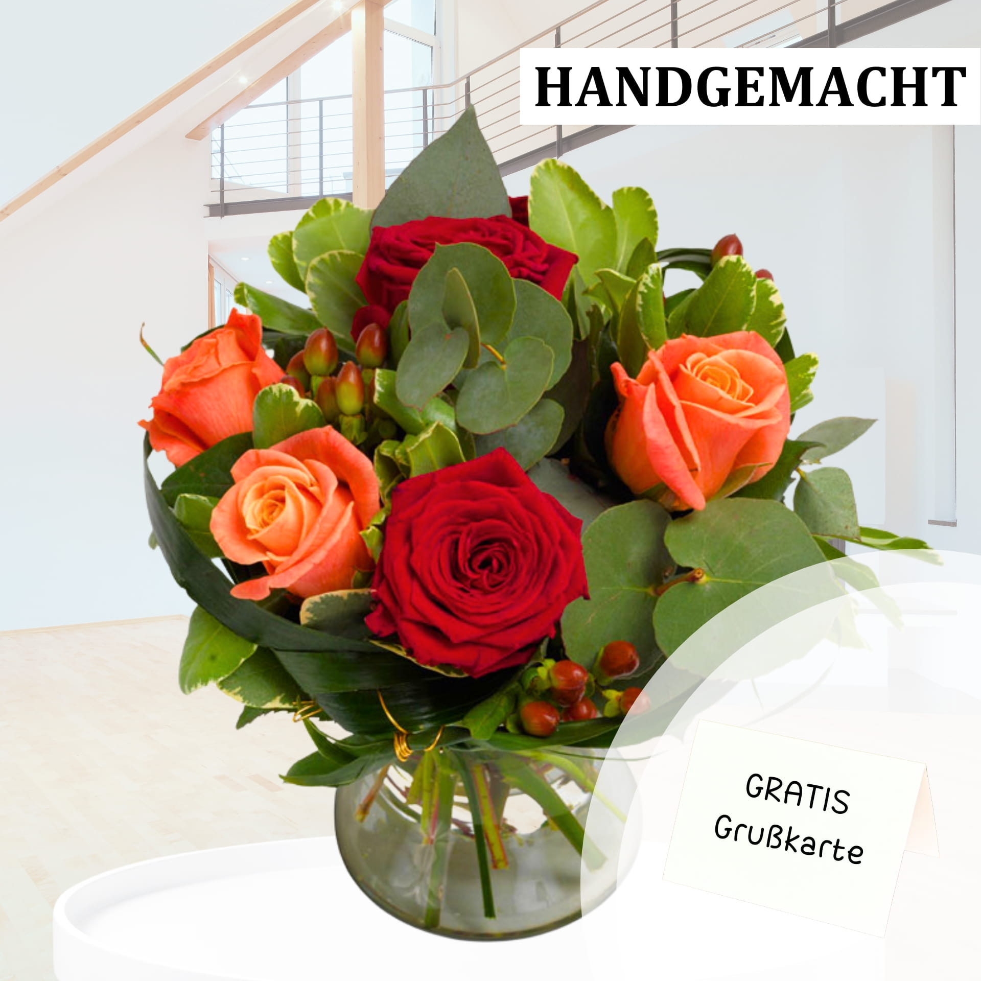 Strauß mit Rosen in rot und orange Nahaufnahme eines Rosenstraußes in Rot und Creme mit Beeren und Grün, handgemachtes Geschenk mit Grußkarte