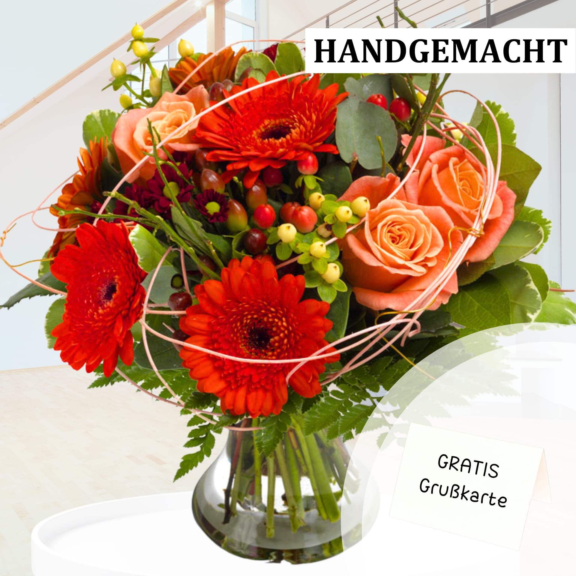 Handgemachter Blumenstrauß aus roten Gerbera und cremefarbenen Rosen mit grünem Laub und dekorativen Beeren, inklusive kostenloser Grußkarte
