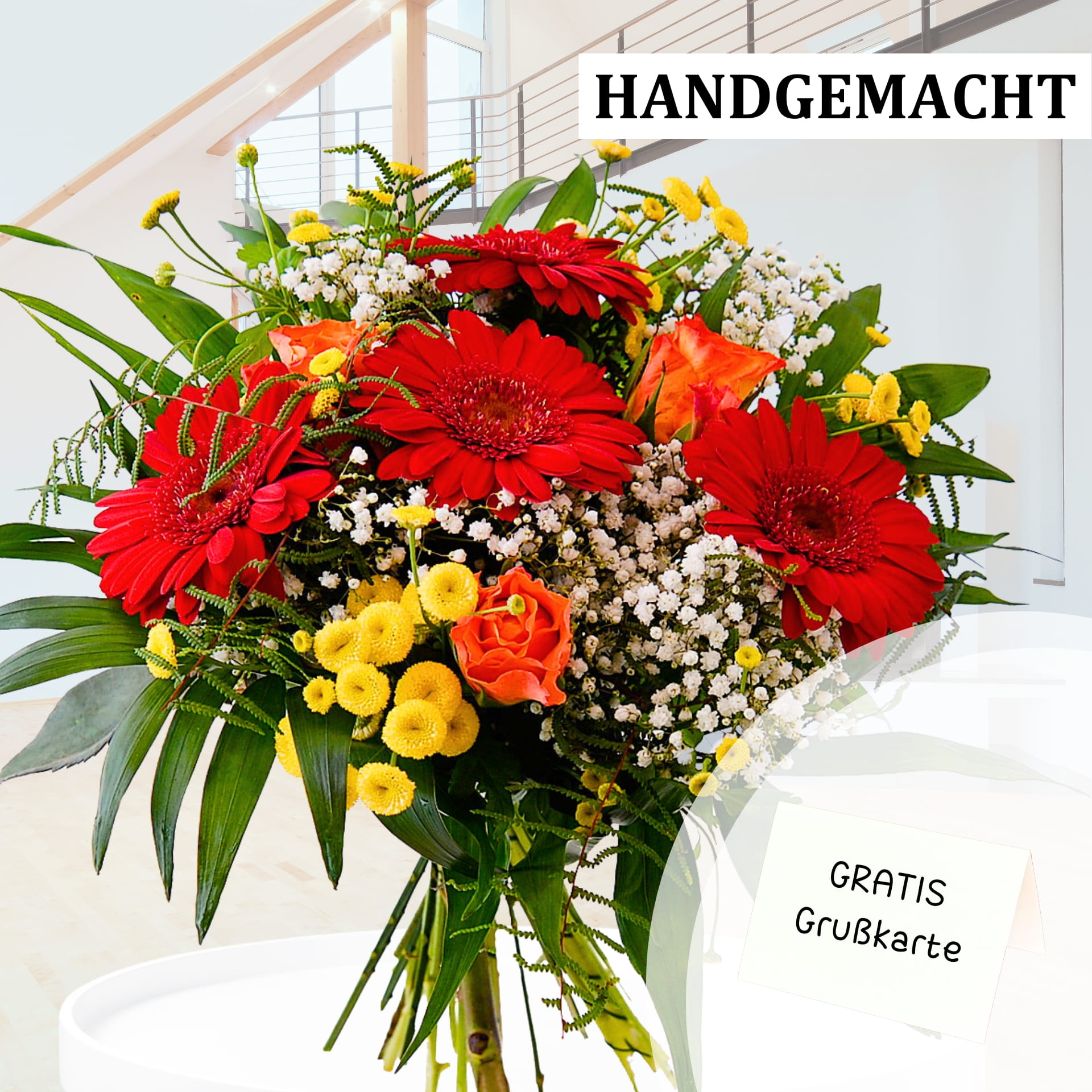 Bunter Blumenstrauß mit roten Gerbera und Gratis-Grußkarte Handgefertigter Blumenstrauß mit roten Gerbera, kleinen gelben Blüten und Babysbreath, umrahmt von grünen Blättern, in einem modernen Innenraum. Text auf dem Bild: "HANDGEMACHT" und "GRATIS Grußkarte".