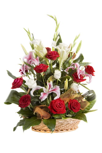 tempit10_basket-of-red-roses-and-lilies Gesteck Rosen und Lilien