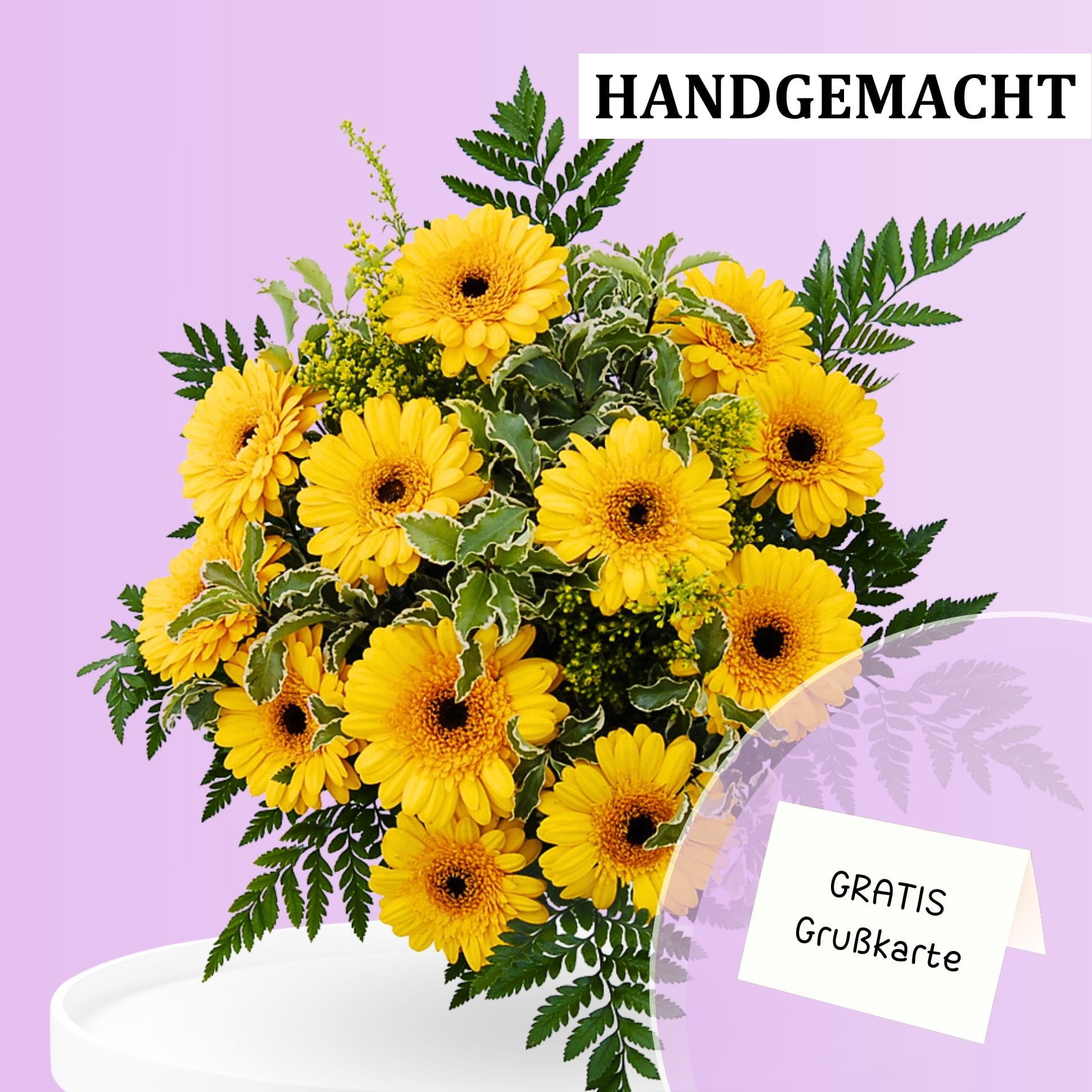 Handgemachter Blumenstrauß aus gelben Gerbera mit grünen Blättern und kostenloser Grußkarte in einem modernen Innenraum