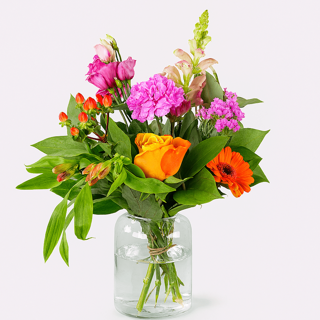 Kleiner bunter Blumenstrauß mit orangefarbener Gerbera, gelber Rose, pinken Blüten und grünem Beiwerk in Glasvase vor hellem Hintergrund.