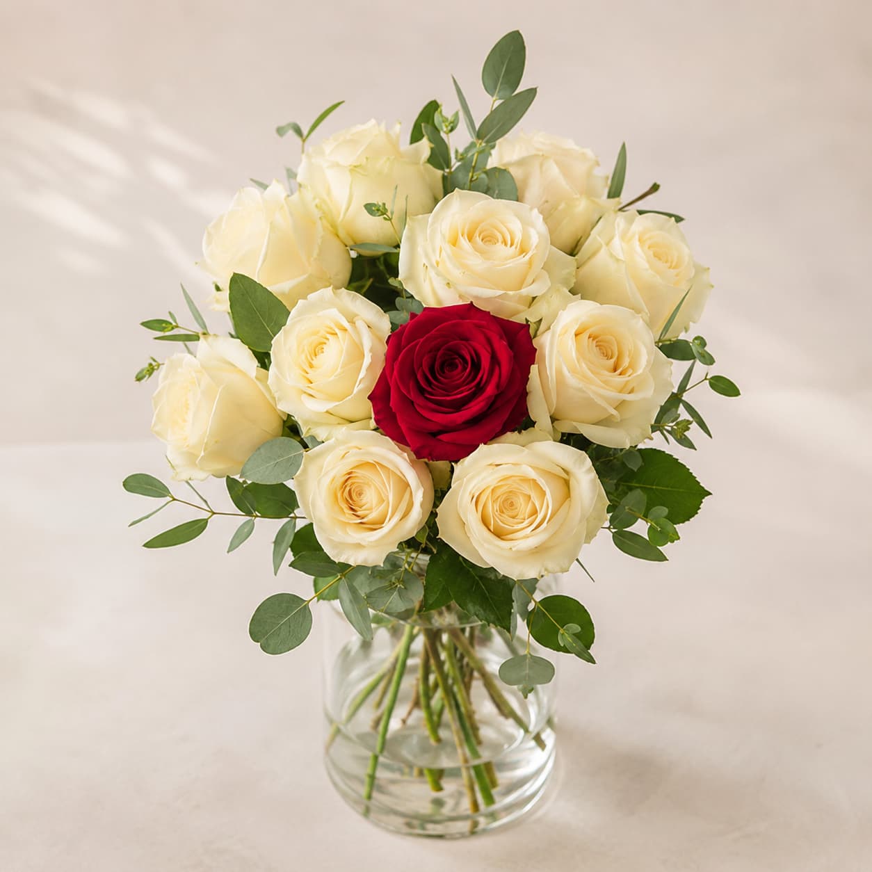 Premium-Strauß Einzigartige Liebe – Weiße Rosen mit roter Herzrose von Flowers Deluxe Premium-Strauß Einzigartige Liebe – Weiße Rosen mit roter Herzrose von Flowers Deluxe