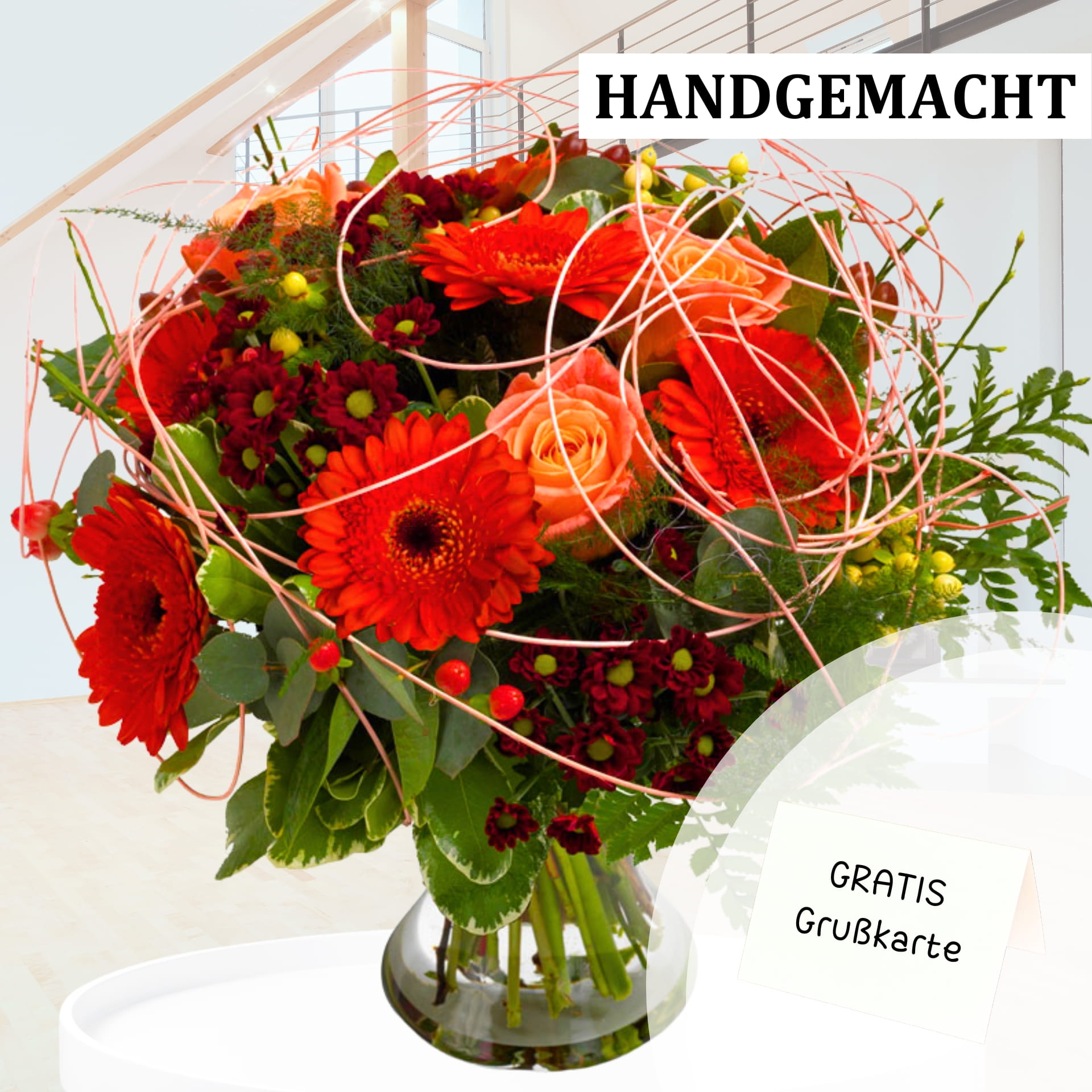 Liebevoll arrangierter Blumenstrauß aus Gerbera und Rosen in Rot und Creme mit grünen Blättern und dekorativen Beeren, Geschenk mit kostenloser Grußkarte