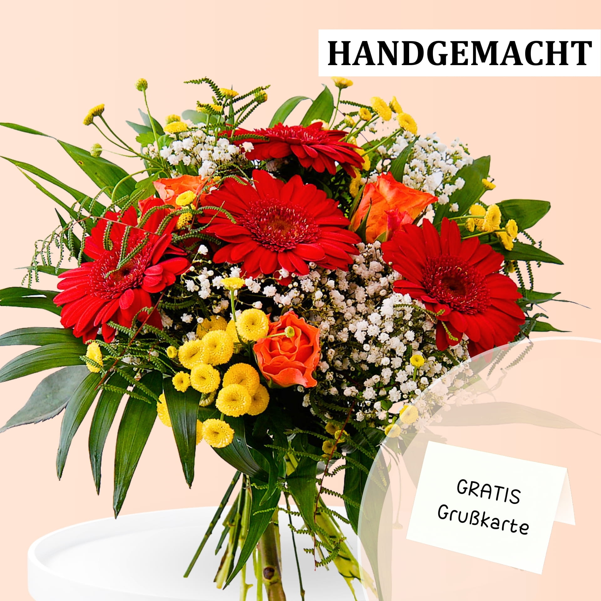 Strauß aus leuchtend roten Gerbera, gelben Rosen und zarten weißen Blüten, kombiniert mit grünen Blättern. Text auf dem Bild: "HANDGEMACHT" und "GRATIS Grußkarte".