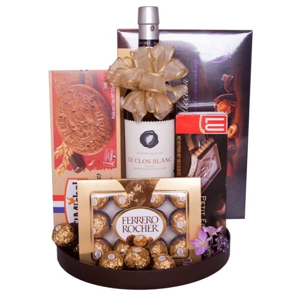 Geschenkidee mit hochwertigen ralinen und Wein Hochwertige Pralinen und Wein als Geschenkset