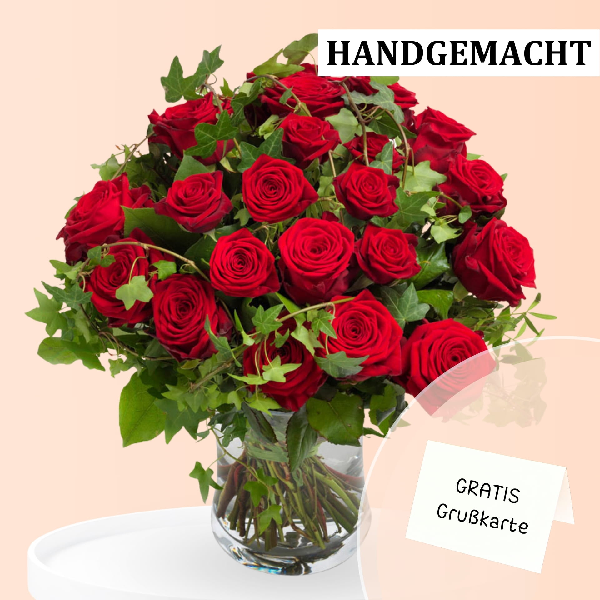 Großes Bouquet aus roten Rosen in einer Glasvase und einer gratis Grußkarte