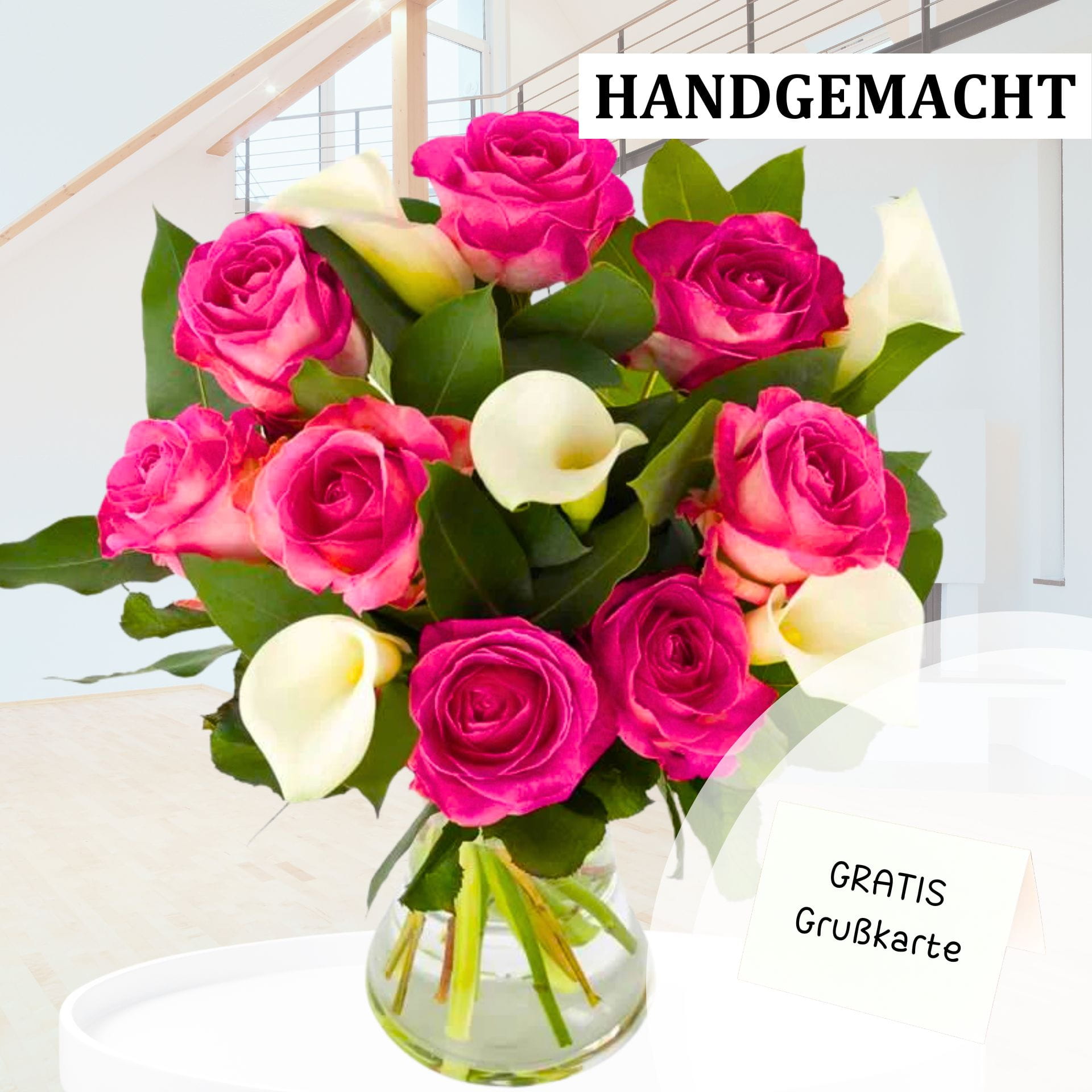 Ein Hauch von Eleganz: Rosafarbene Rosen und Weiße Callas Ein Strauß aus Rosen und Calla, im Wohnzimmer mit gratis Grußtext.