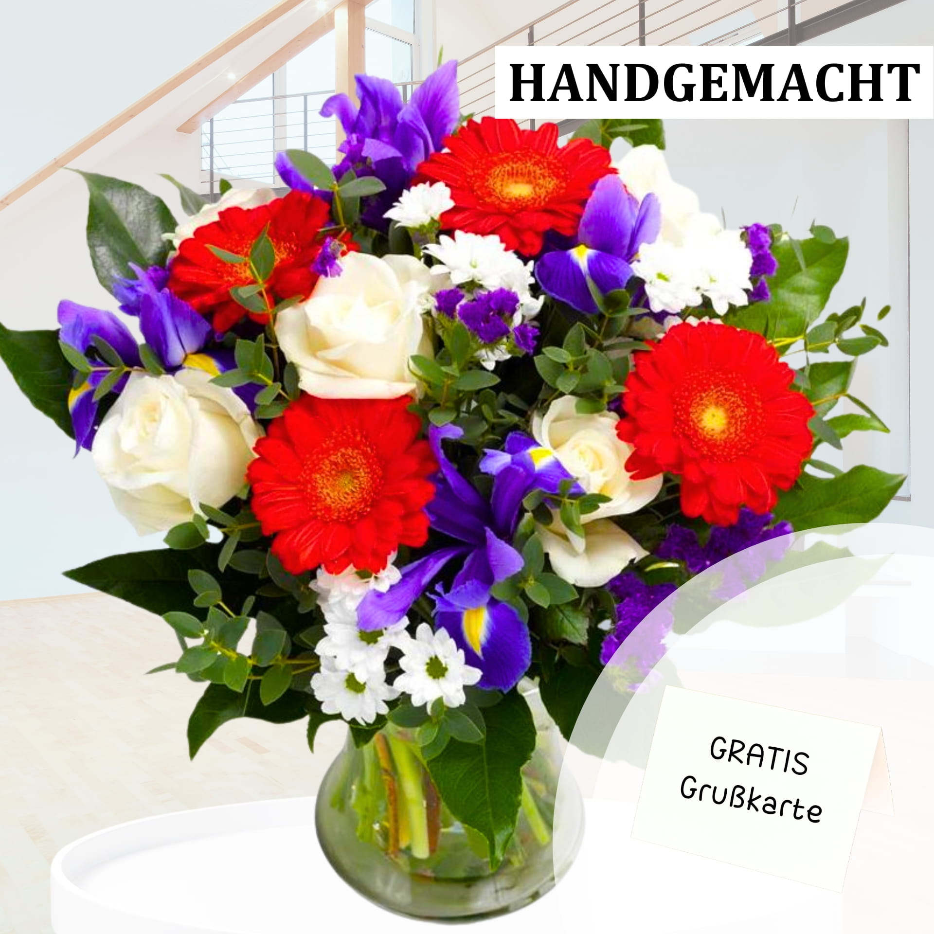 Detaillierter Blick auf einen handgemachten Blumenstrauß mit roten Gerbera, weißen Rosen und lila Iris, grünen Blättern und weißen Gänseblümchen, inklusive Grußkarte