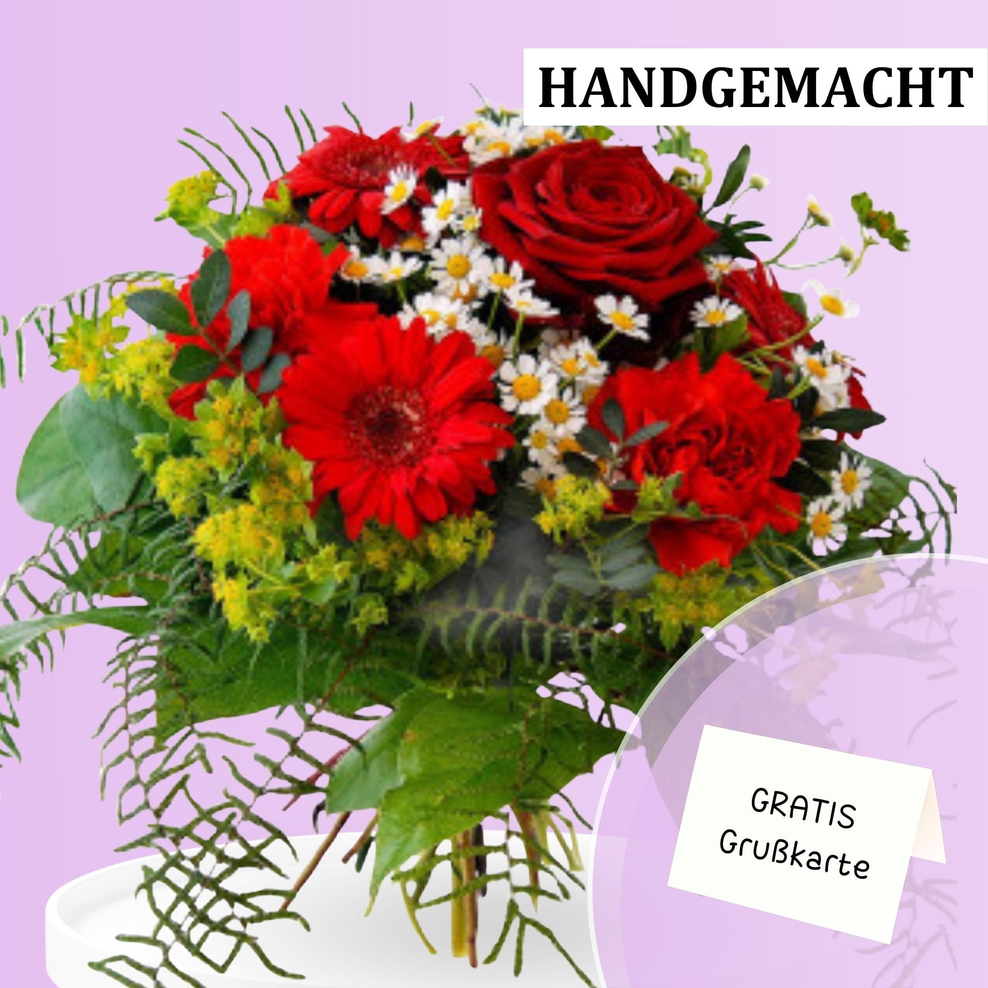 Roter Blumenstrauß mit Gratis-Grußkarte Strauß aus roten Rosen, roten Gerbera und kleinen weißen Blüten, dekoriert mit grünen Farnen, in einem stilvollen Innenraum.