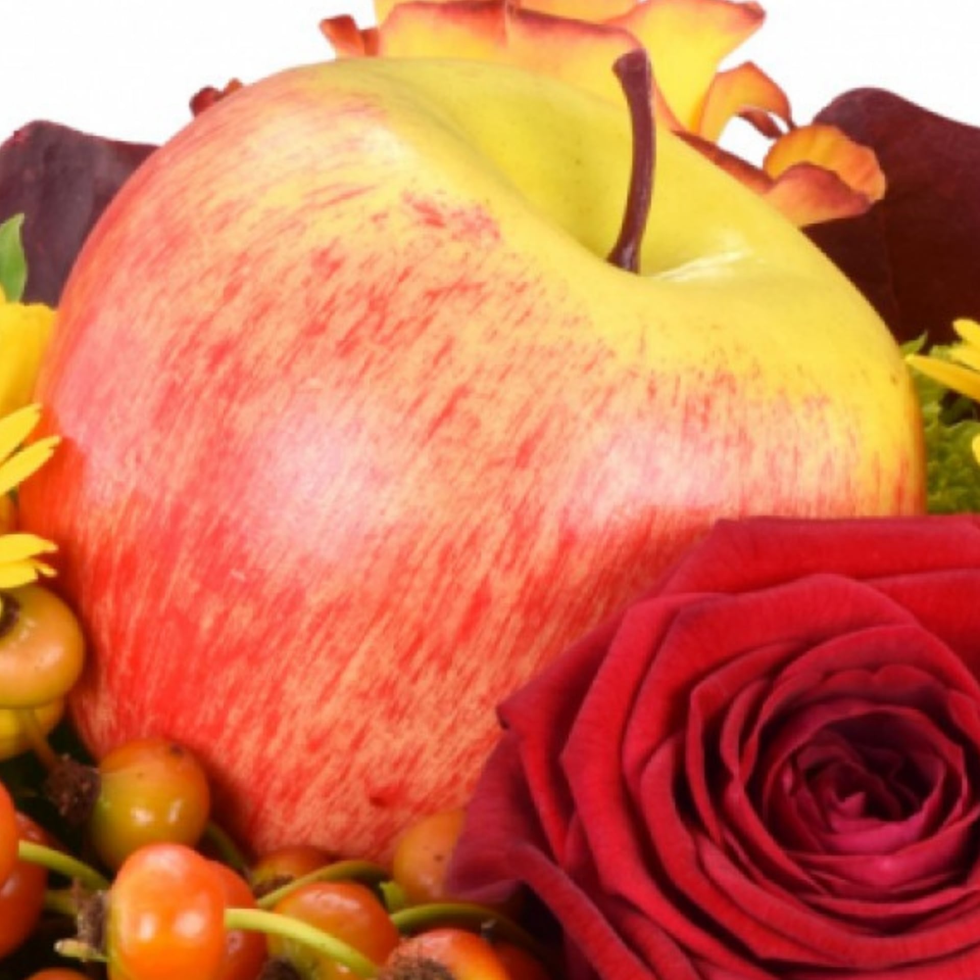 Nahaufnahme Dekoelement Apfel im Blumenstrauß