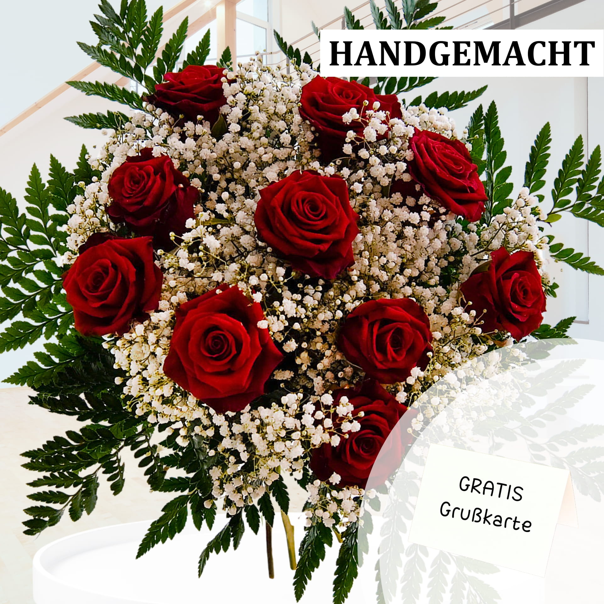 Roter Rosenstrauß mit Schleierkraut