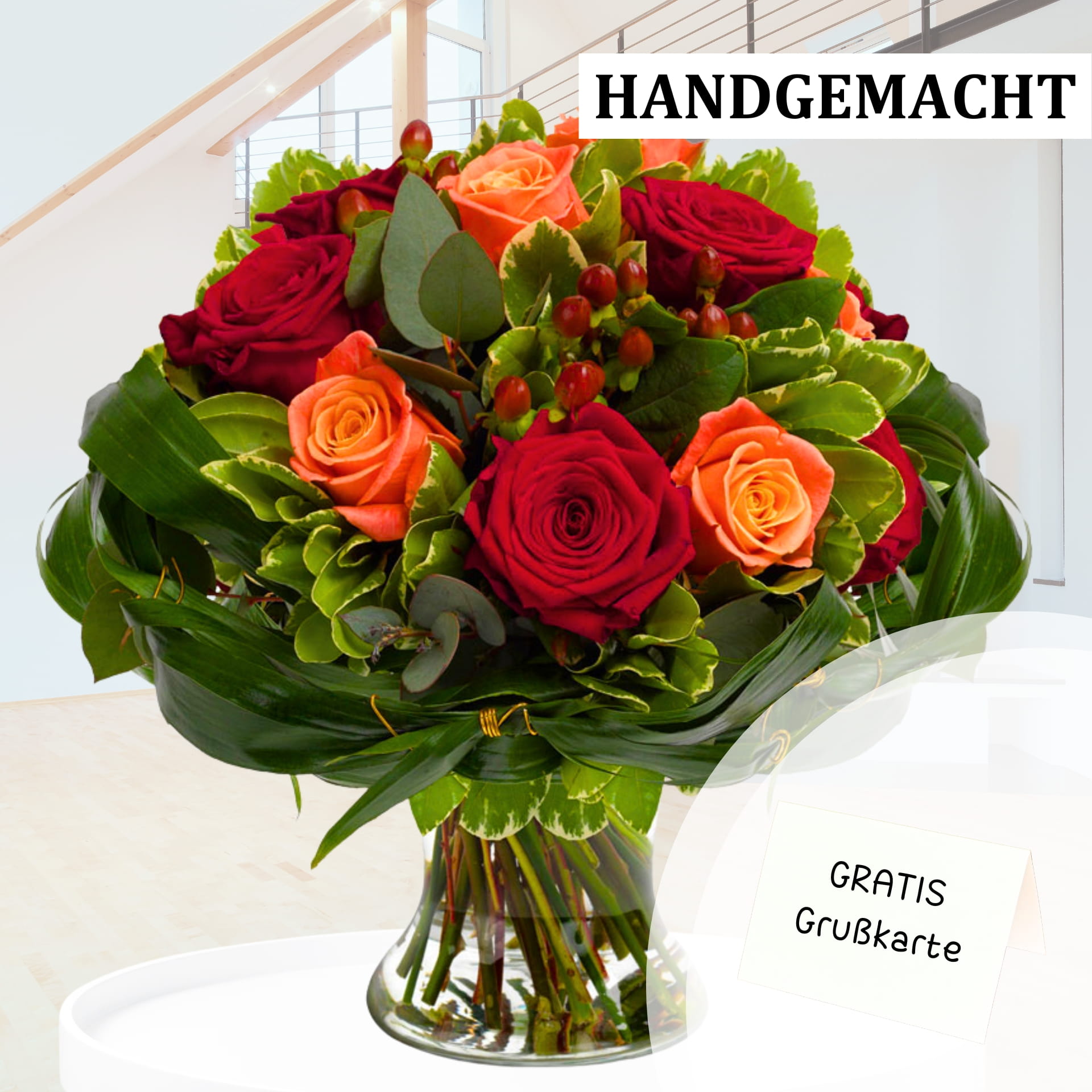 Handgebundener Rosenstrauß in Rot-Creme Detaillierter Blick auf einen handgemachten Rosenstrauß mit roten und cremefarbenen Blüten, grünen Blättern und Beeren, inklusive Grußkarte