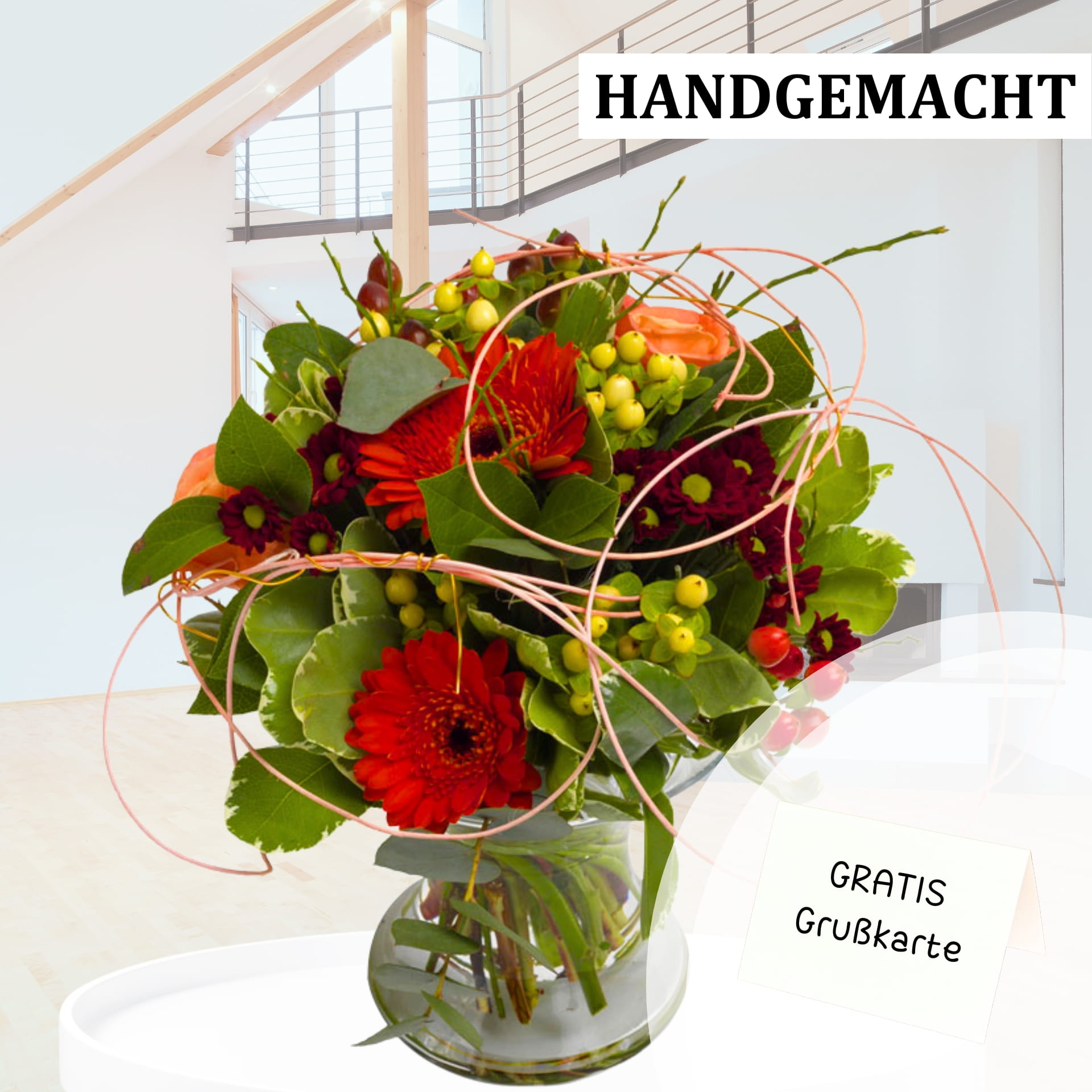 Detailaufnahme eines handgemachten Blumenstraußes mit roten Gerbera und cremefarbenen Rosen, grünem Laub und dekorativen Beeren, kostenlose Grußkarte inkludiert