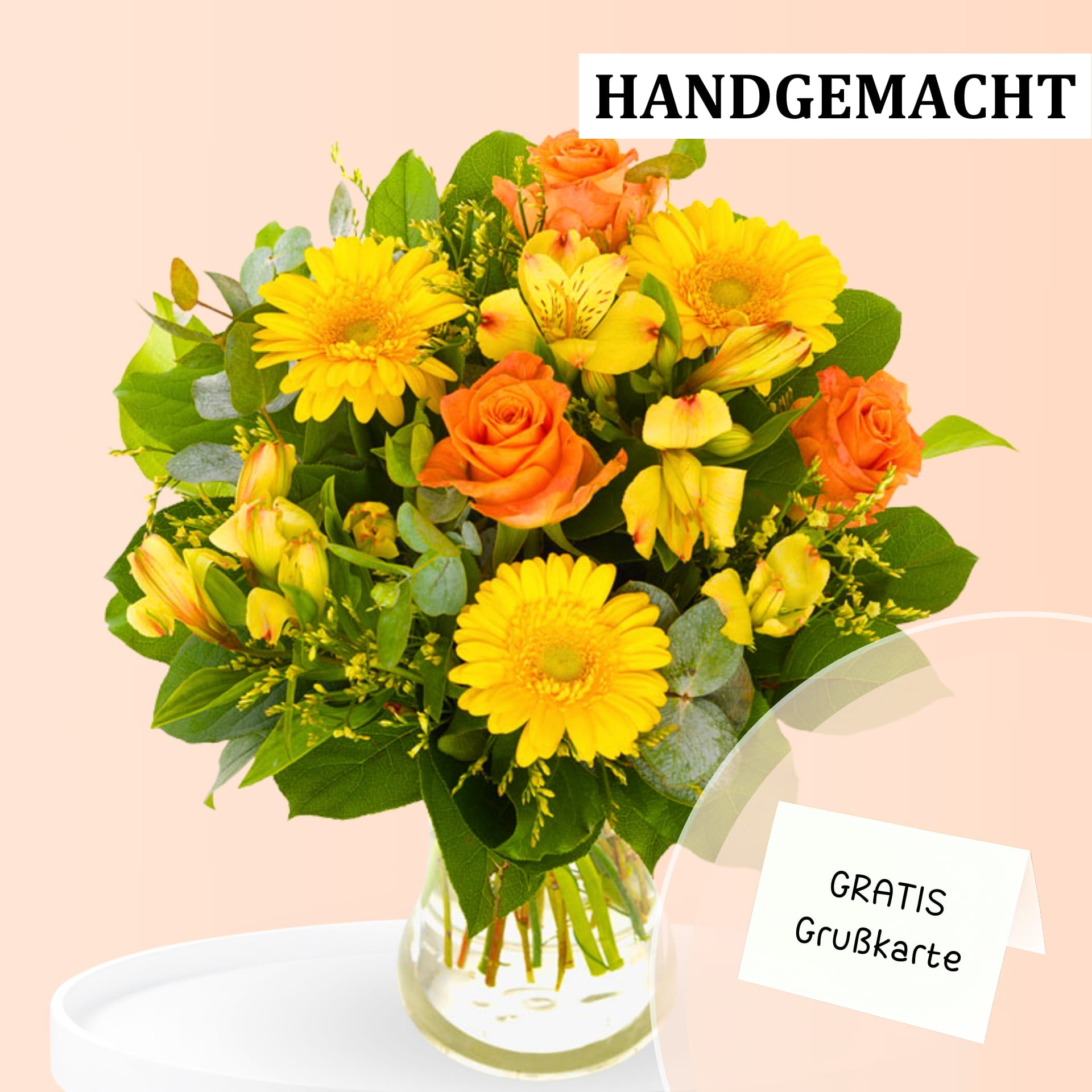 Blumenstrauß mit gelben Gerbera und orangefarbenen Rosen, arrangiert in einer Glasvase. 