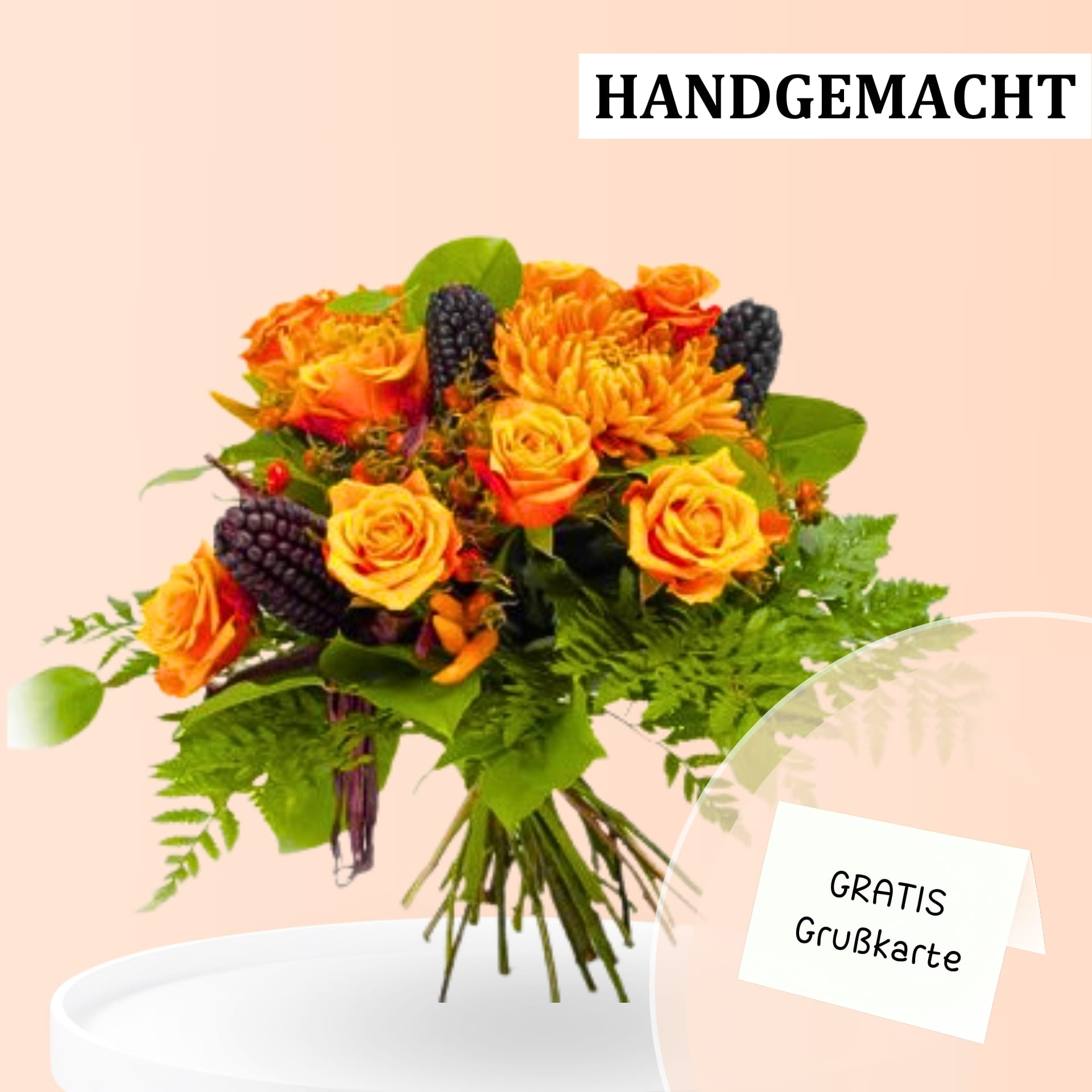 Herbstlicher Blumenstrauß aus orangefarbenen Rosen und dunklen Beeren, gebunden mit grünen Farnblättern. Text auf dem Bild: "HANDGEMACHT" und "GRATIS Grußkarte".