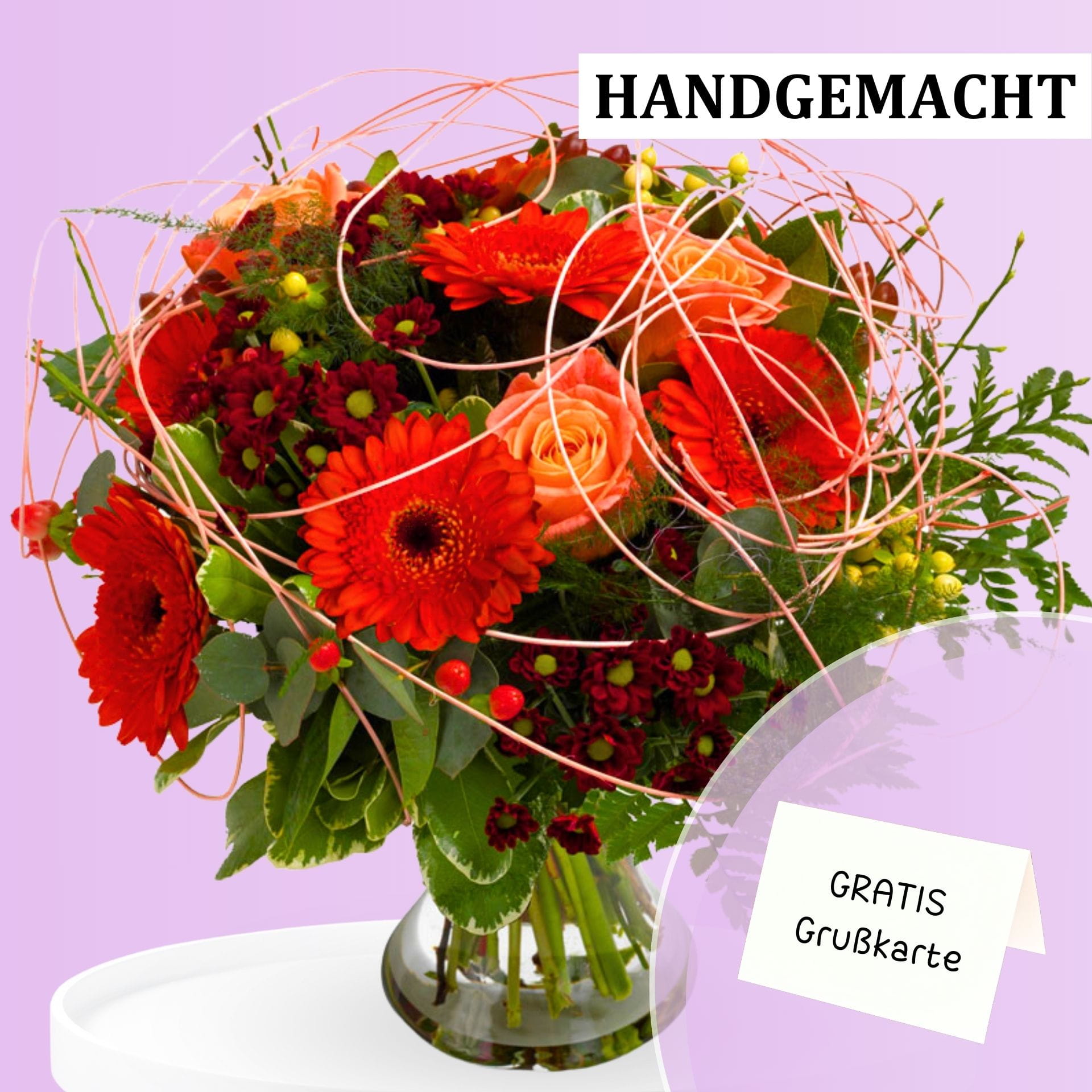 Liebevoll arrangierter Blumenstrauß aus Gerbera und Rosen in Rot und Creme mit grünen Blättern und dekorativen Beeren, Geschenk mit kostenloser Grußkarte
