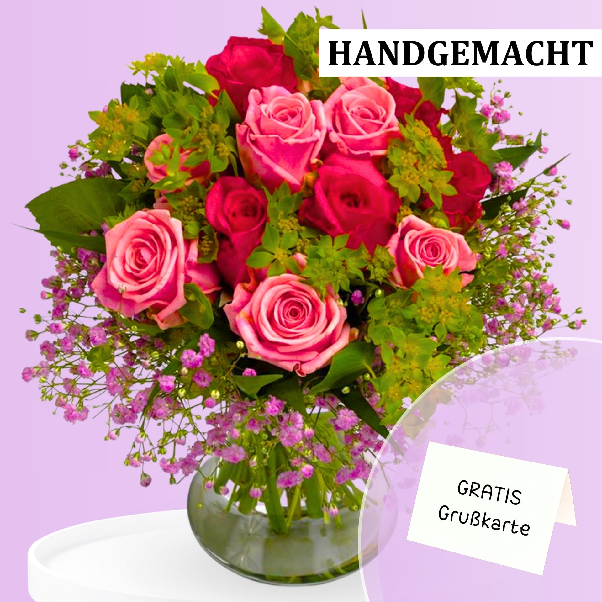 Handgemachter Blumenstrauß mit roten und rosa Rosen in einer Vase, umgeben von grünen Blättern und kleinen violetten Blumen. Text auf dem Bild: "HANDGEMACHT" und "GRATIS Grußkarte".