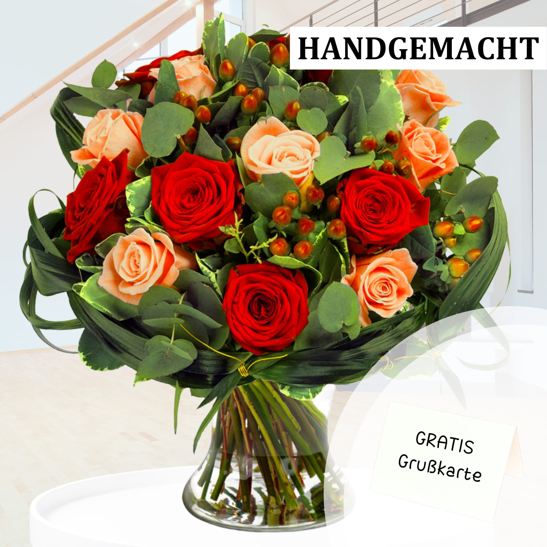 Eleganter Blumenstrauß aus roten und cremefarbenen Rosen, verziert mit Grün und Beeren, inklusive Grußkarte