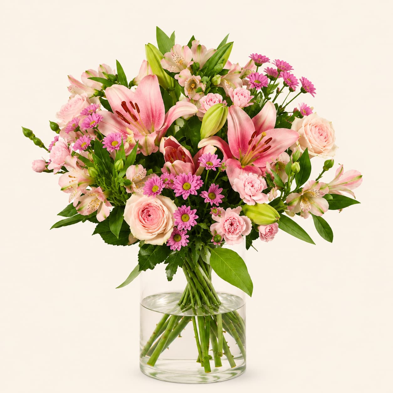 Eleganter Blumenstrauß in rosa Tönen Eleganter Blumenstrauß mit rosa Lilien, Rosen und kleinen Freilandblumen in einer transparenten Glasvase.