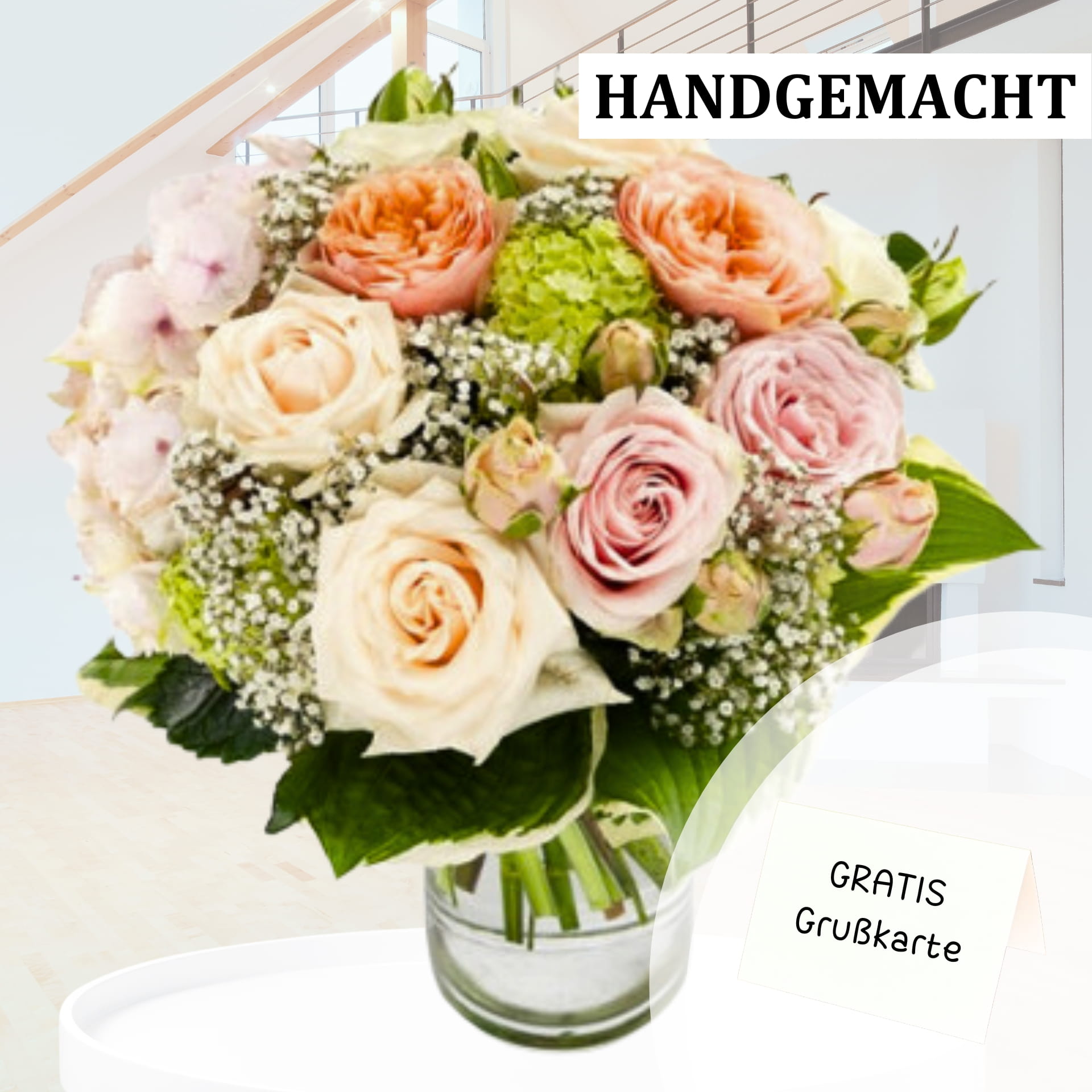 Ein handgemachter Blumenstrauß mit verschiedenen Rosen in Pastellfarben, darunter Rosa, Pfirsich und Weiß, arrangiert mit grünem Laub und Schleierkraut in einer Glasvase. Oben rechts steht der Text "HANDGEMACHT" und unten rechts "GRATIS Grußkarte".