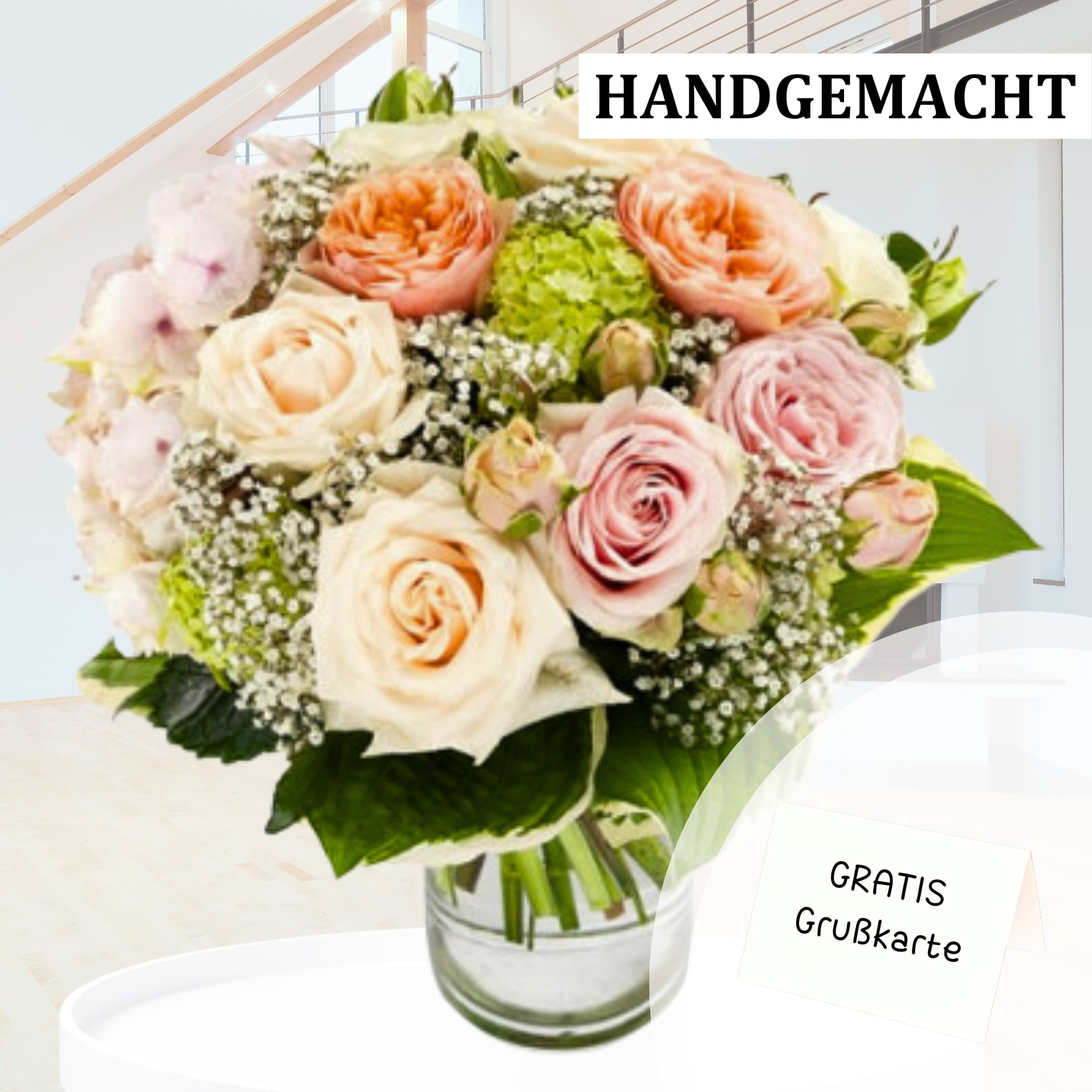 Handgemachter Rosenstrauß mit Grußkarte Ein handgemachter Blumenstrauß mit verschiedenen Rosen in Pastellfarben, darunter Rosa, Pfirsich und Weiß, arrangiert mit grünem Laub und Schleierkraut in einer Glasvase. Oben rechts steht der Text "HANDGEMACHT" und unten rechts "GRATIS Grußkarte".