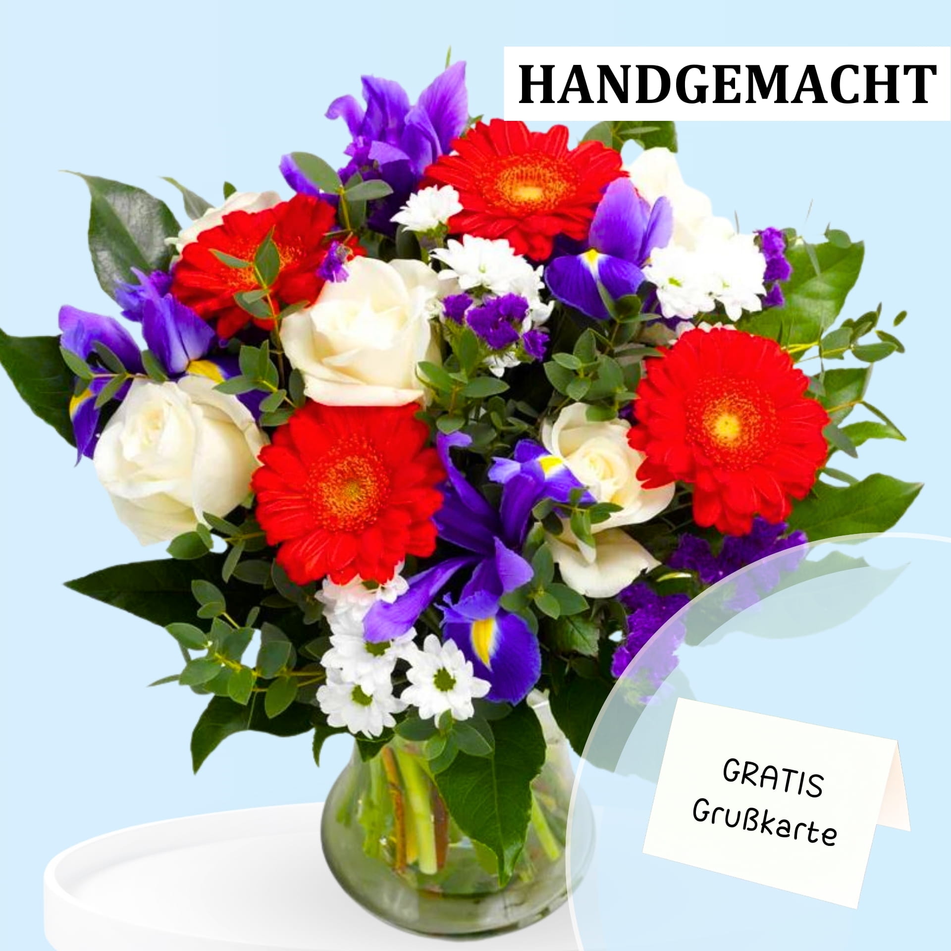 Eleganter Blumenstrauß aus roten Gerbera, weißen Rosen und lila Iris, verziert mit grünem Laub und weißen Gänseblümchen, inklusive Grußkarte