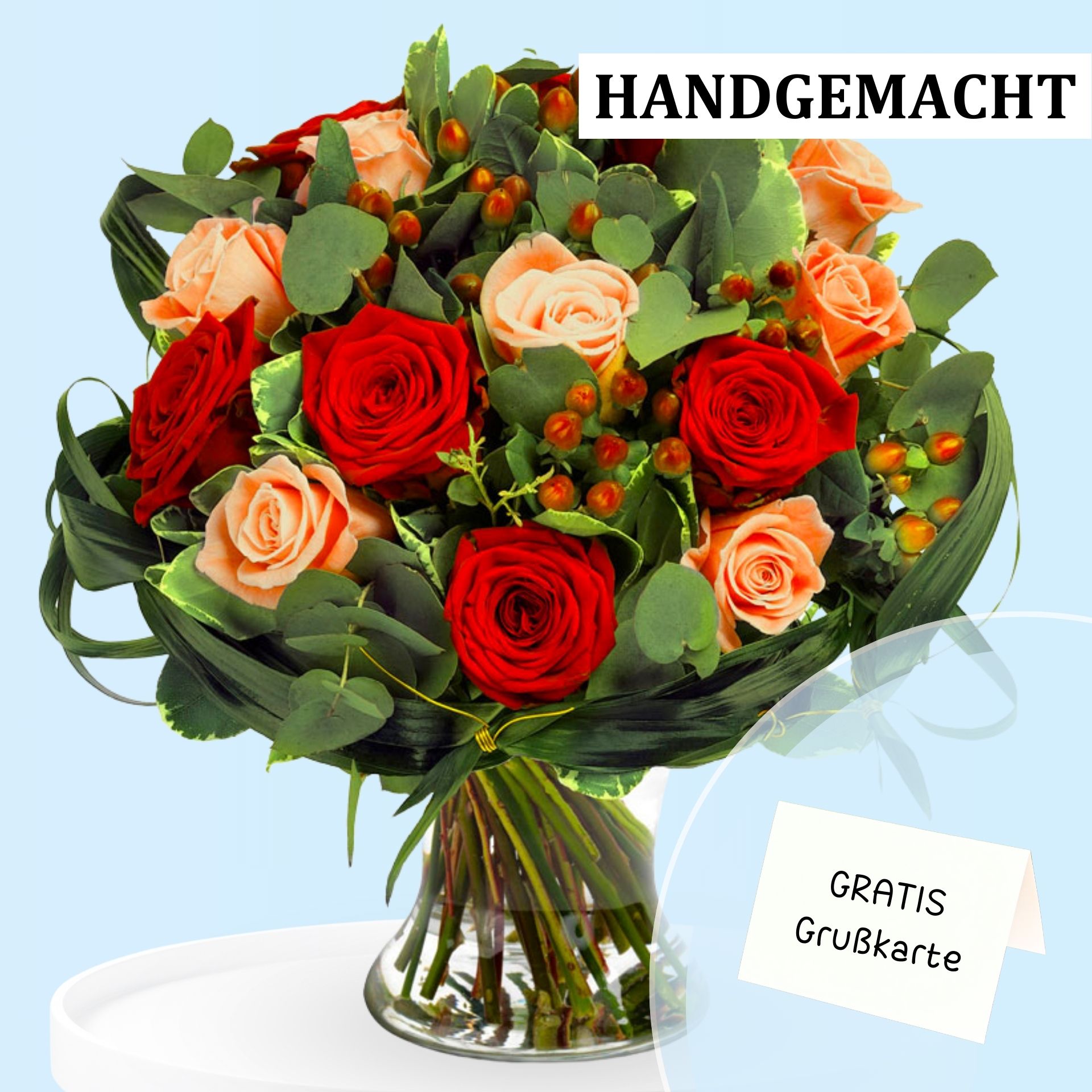 Handgemachter Blumenstrauß aus roten und cremefarbenen Rosen mit grünem Laub und dekorativen Beeren, inklusive kostenloser Grußkarte