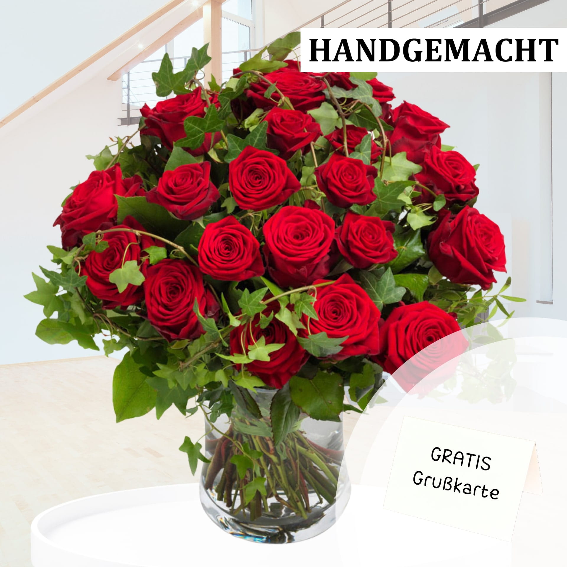Versende einen Strauß roter Rosen per Blumenversand Strauß roter Rosen im Wohnzimmer