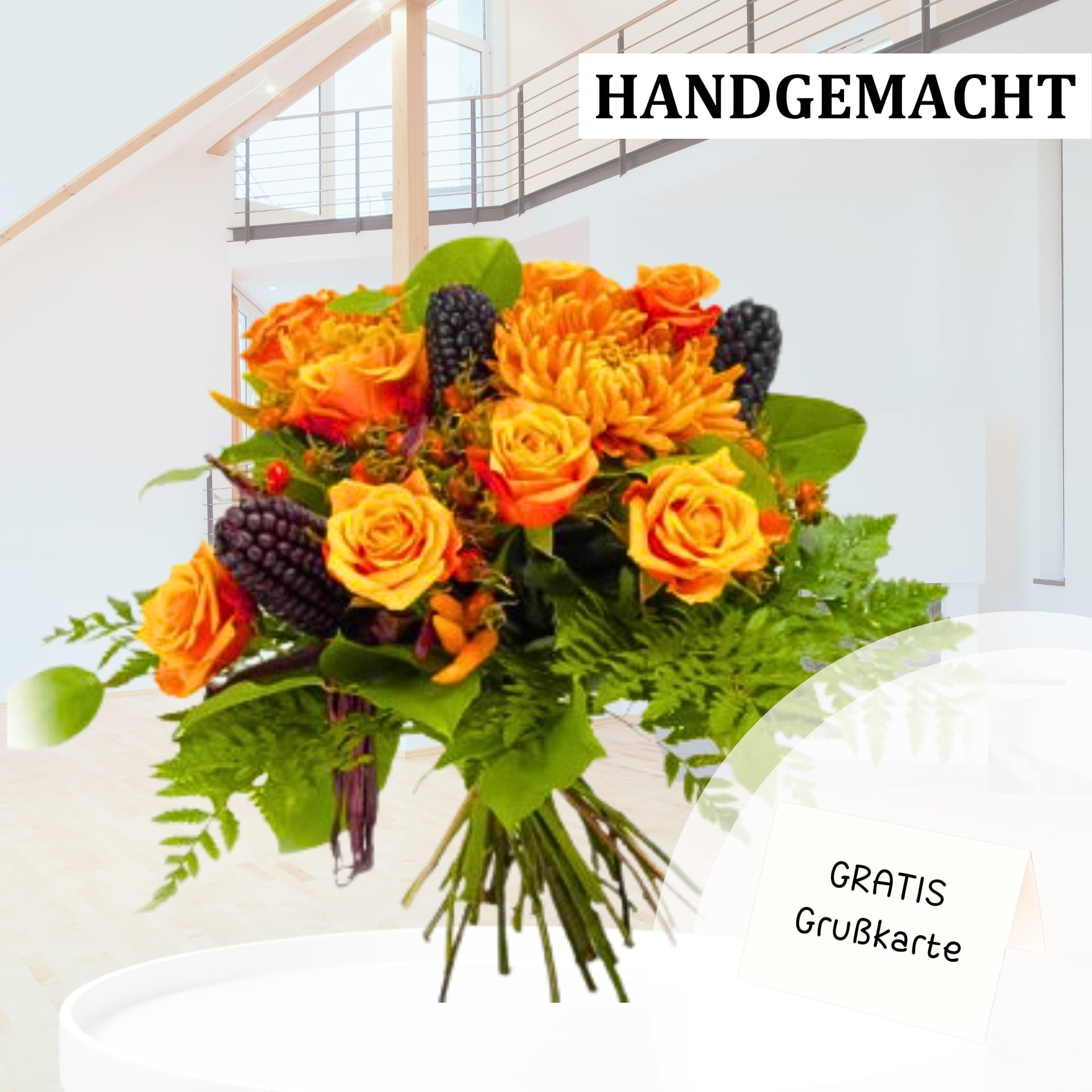 Handgemachter Strauß mit Rosen und Beeren, Gratis-Grußkarte Handgemachter Blumenstrauß mit orangefarbenen Rosen und dunklen Beeren, umgeben von grünen Blättern, in einem modernen Innenraum.