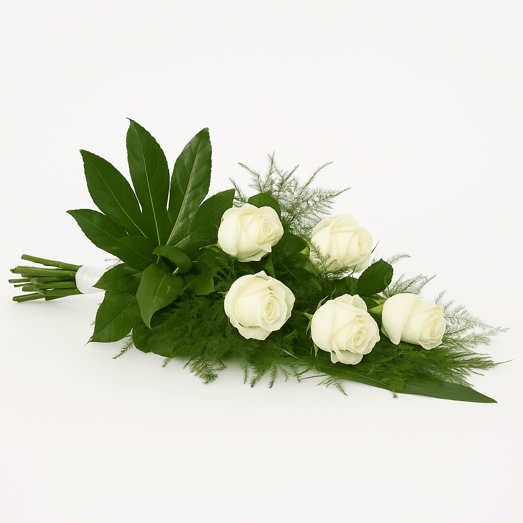 Weißer Liegestrauß mit Rosen und Schleife Ein eleganter weißer Liegestrauß für Trauerfeiern, gebunden mit fünf weißen Rosen, Asparagus und Aspidistra-Blättern, schlicht und würdevoll auf einem weißen Hintergrund.