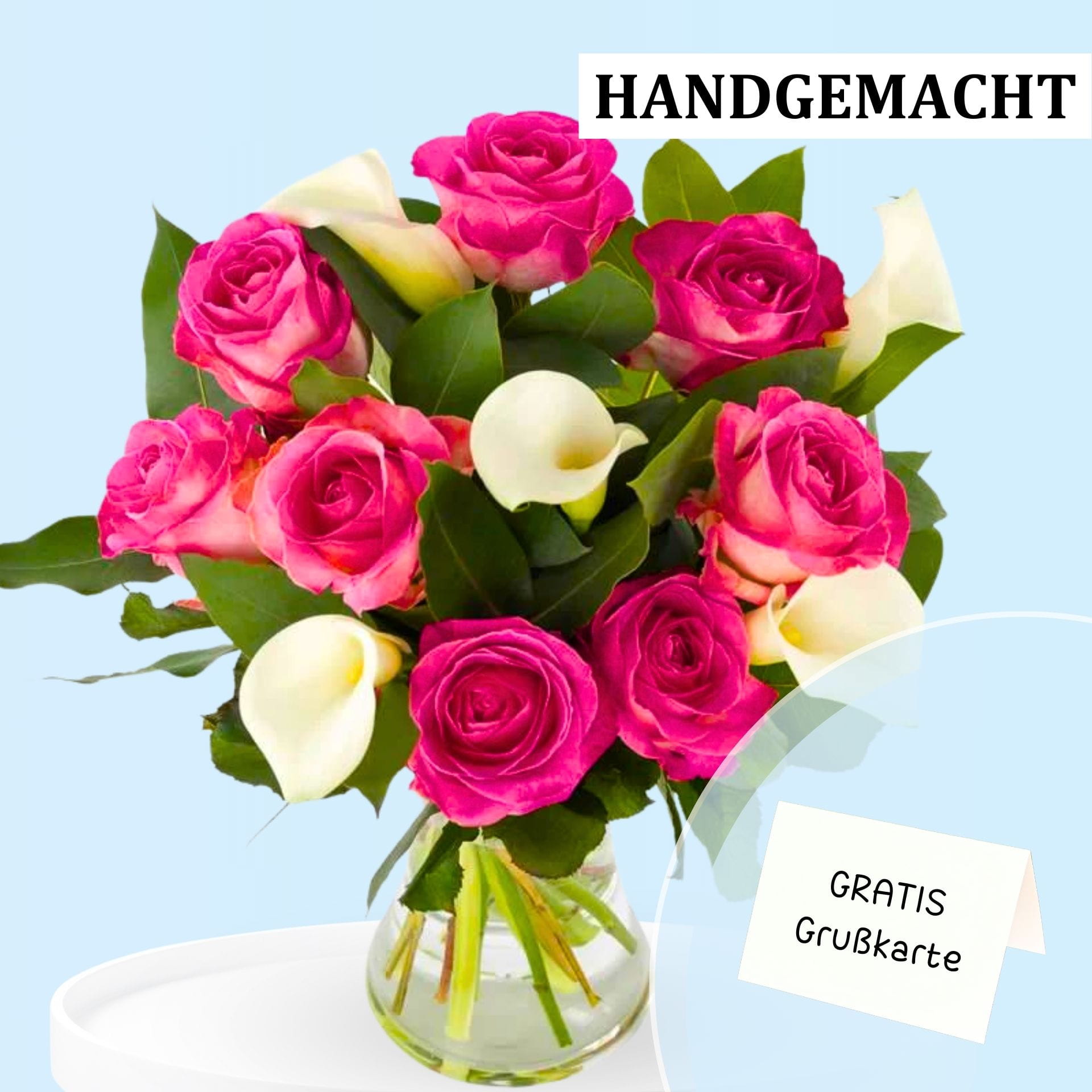 Eleganter Strauß aus Rosafarbenen Rosen und Weißen Callas Ein Strauß aus rosafarbenen Rosen und weißen Callas in einer klaren Glasvase.