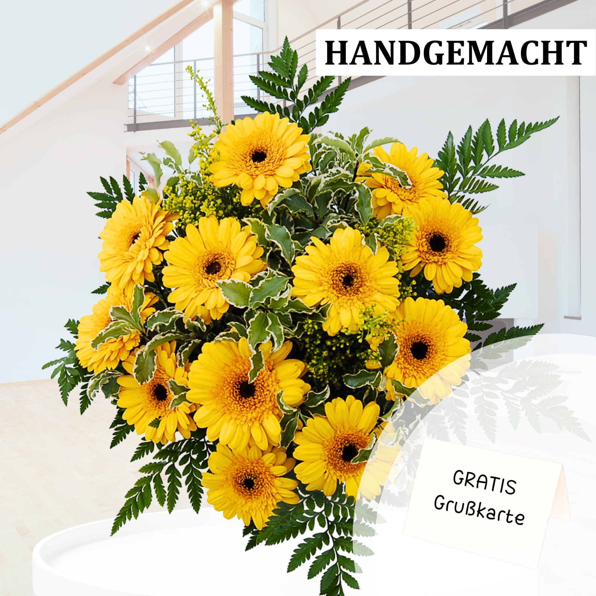 Gelber Gerbera-Blumenstrauß mit Gratis-Grußkarte Handgemachter Blumenstrauß aus gelben Gerbera und grünen Blättern in einem modernen Innenraum. Text auf dem Bild: "HANDGEMACHT" und "GRATIS Grußkarte".