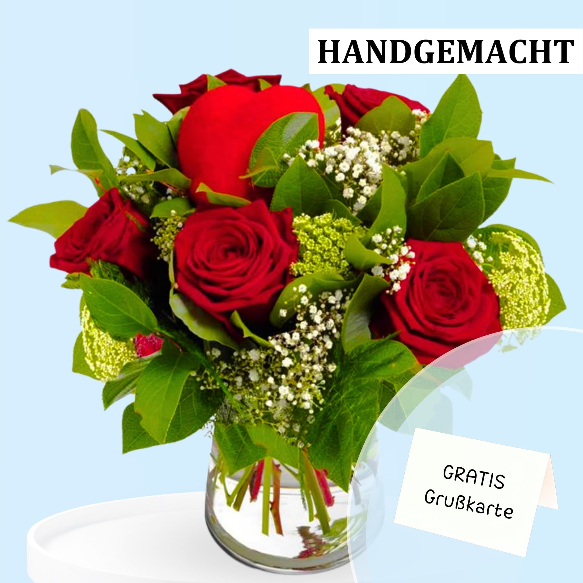 Handgemachter Blumenstrauß aus roten Rosen mit grünem Laub und weißen Blüten, inklusive kostenloser Grußkarte