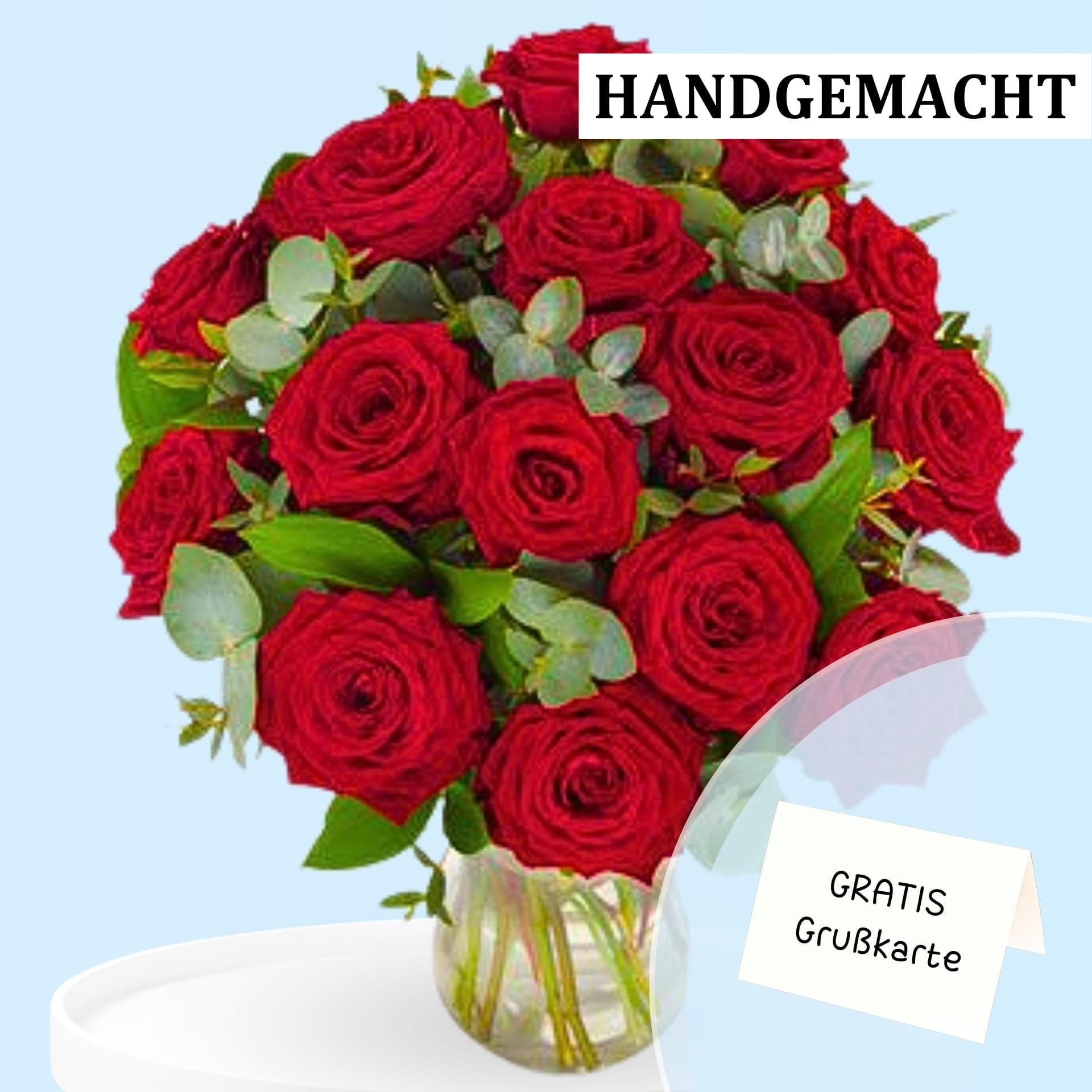 Handgemachter Blumenstrauß aus roten Rosen Üppiger Blumenstrauß aus roten Rosen mit Eukalyptus in einer Glasvase