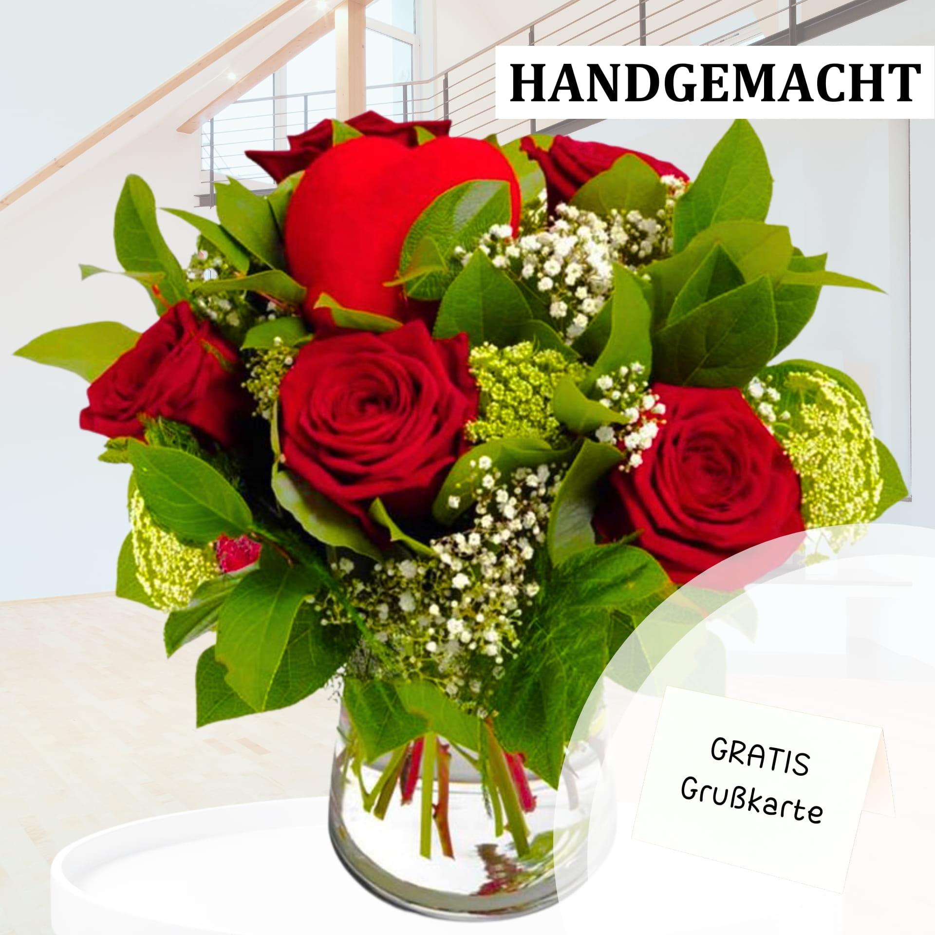 Geschenkidee: Handgemachter Rosenblumenstrauß Nahaufnahme eines Rosenstraußes in Rot und Grün mit weißen Blüten, handgemachtes Geschenk mit Grußkarte