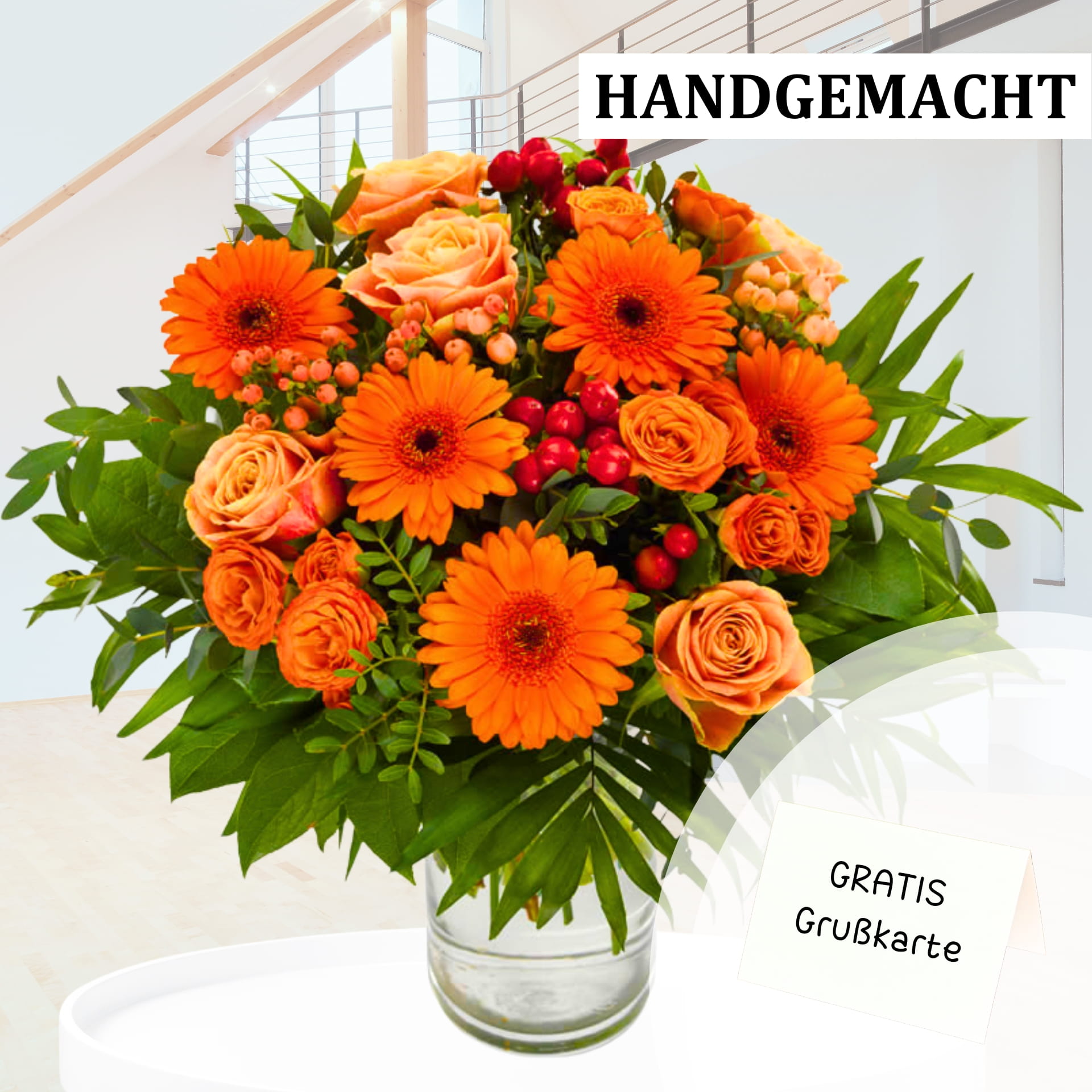 Fröhliches Bouquet aus Orangefarbenen Gerbera-Daisen Ein farbenfrohes Bouquet aus orangefarbenen Gerbera-Daisen in einer klaren Glasvase.