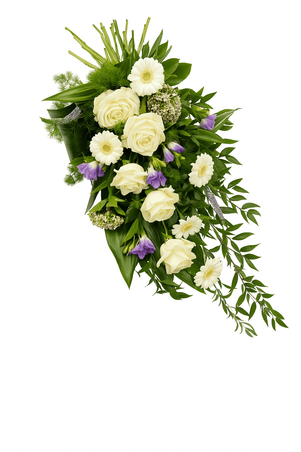  Ein eleganter, länglicher Trauerkranz oder ein großes Trauergesteck mit cremefarbenen Rosen, weißen Gerbera und lila Eustoma (Lisianthus) oder ähnlichen violetten Blüten, umrahmt von verschiedenen grünen Blättern und feinem Grün, auf einem weißen Hinterg