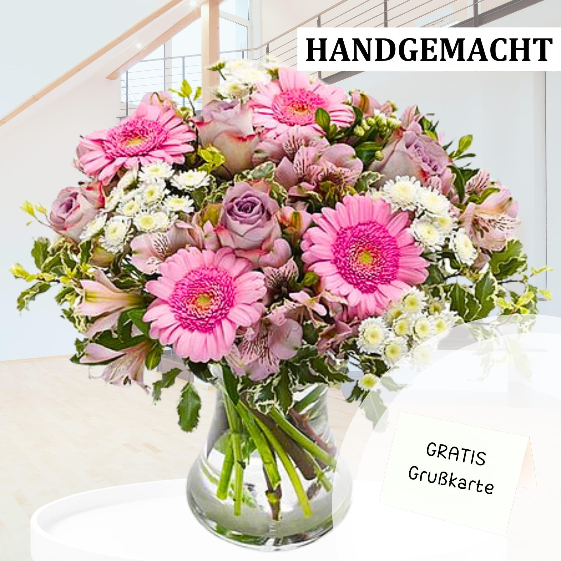 Blumenstrauß Herzlichkeit - zum liebevollen Anlass Ein wunderschöner Blumenstrauß in einer Vase auf einem Tisch - perfektes Geschenk zum Muttertag!