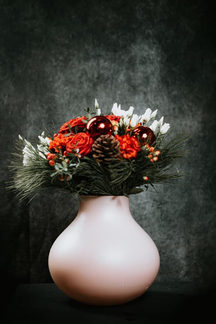 Festliche Weihnachtsglut – Edler Rot-Weiß Strauß