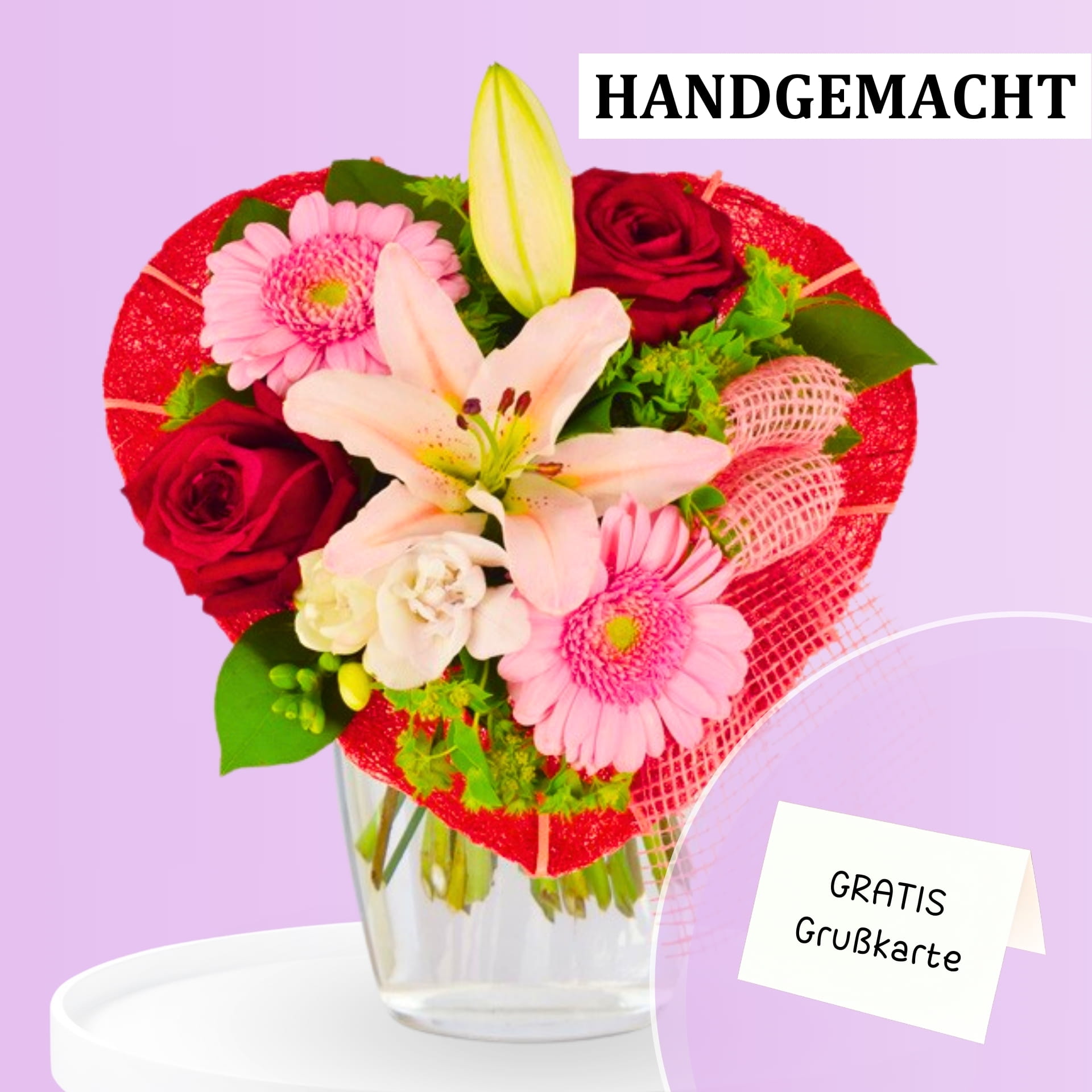 Romantischer Herzstrauß aus Rosen, Gerbera und Lilien, mit grünem Beiwerk, Geschenk mit Grußkarte