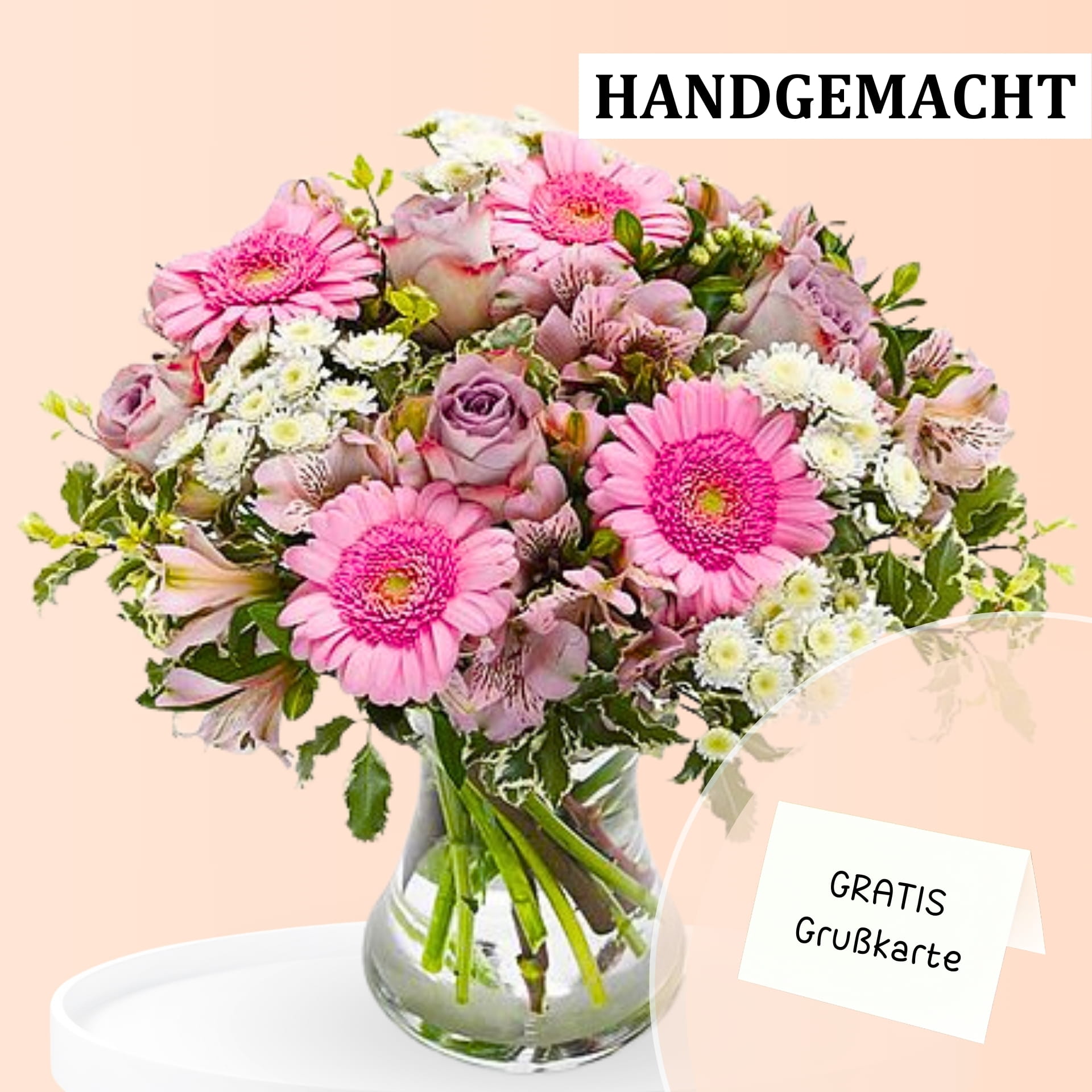 Kompakt gebundener Blumenstrauß - jetzt bestellen Handgemachter Blumenstrauß mit rosa Gerbera, rosa Rosen und weißen Blüten, arrangiert in einer Glasvase in einem modernen Innenraum.
