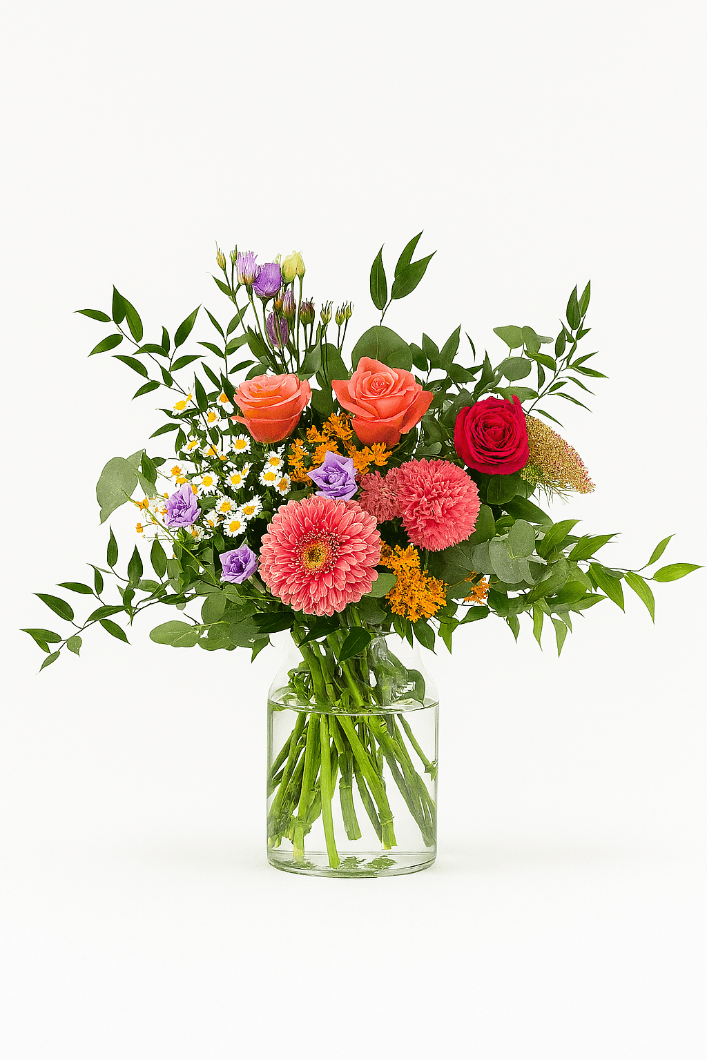 Großer bunter Blumenstrauß mit pinker Gerbera, orangefarbenen und roten Rosen, Kamille, lila Blüten und grünem Beiwerk in Glasvase.