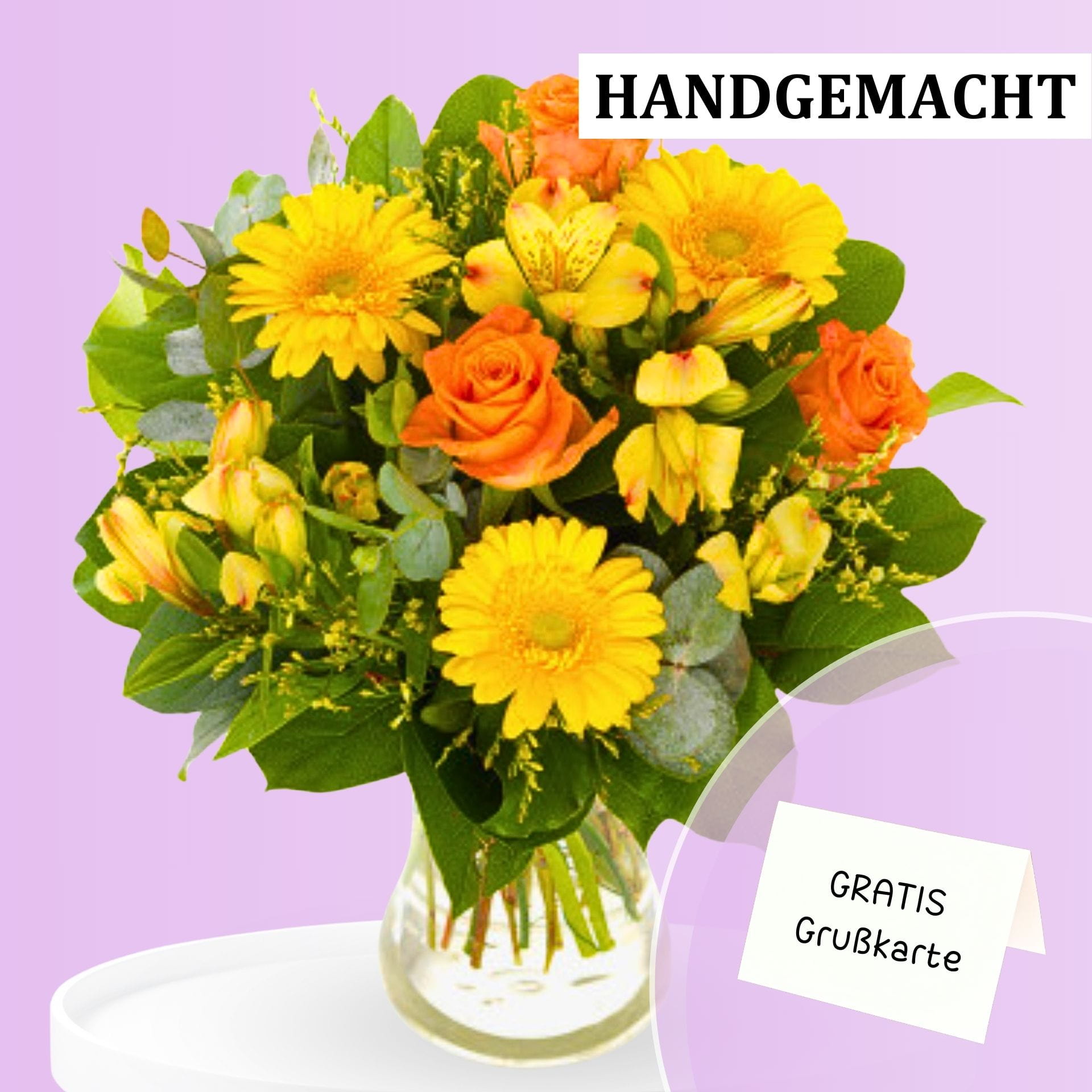 Ein bunter Blumenstrauß mit gelben und orangefarbenen Rosen und Gerberas.