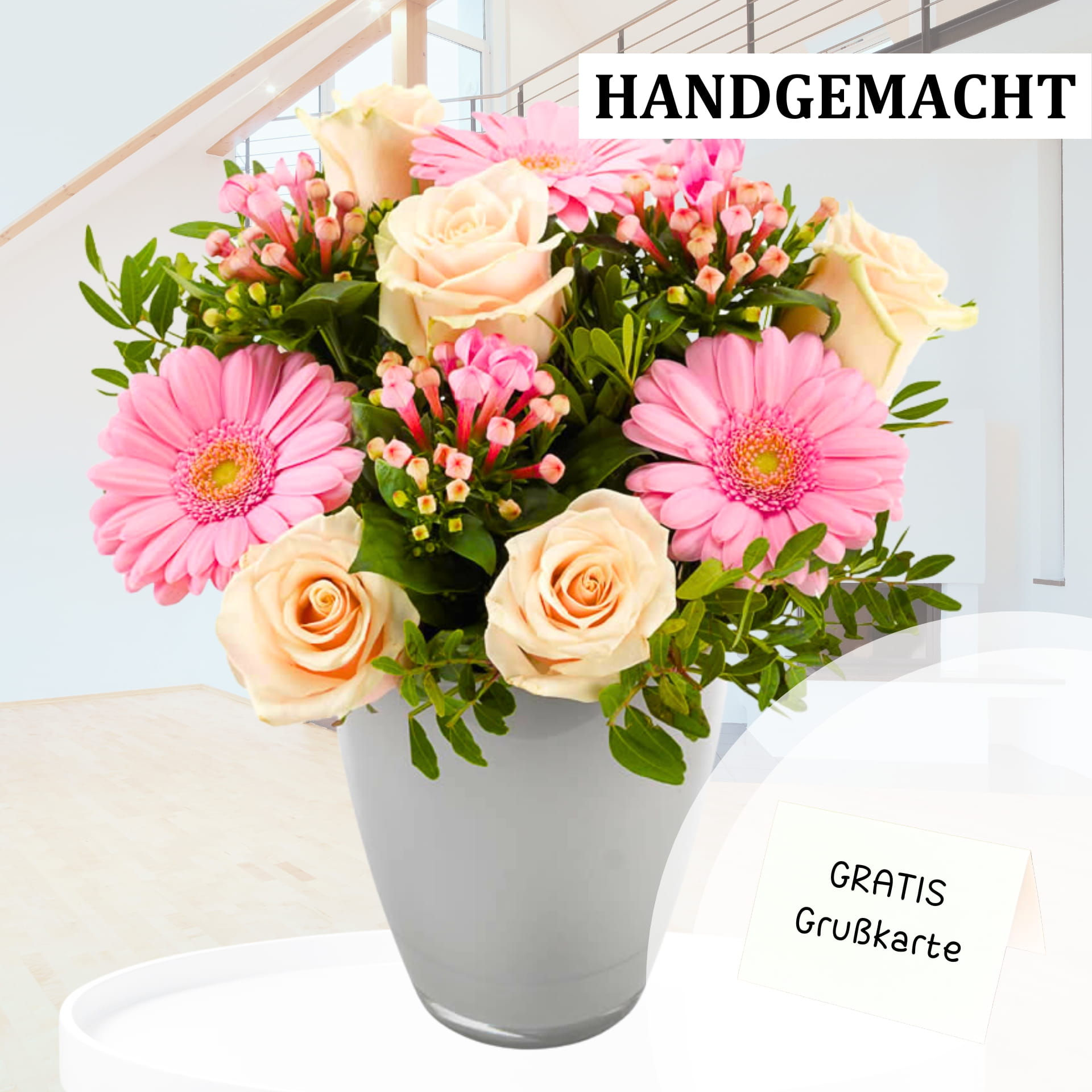 blumengesteck-gerbera-rosa-cremefarbene-rosen-handgemacht-blumenversand-gratis-karte Ein handgemachtes Blumengesteck mit rosa Gerbera und cremefarbenen Rosen, das per Post versendet wird. Gratis Grußkarte inklusive. Jetzt bestellen und Freude schenken!